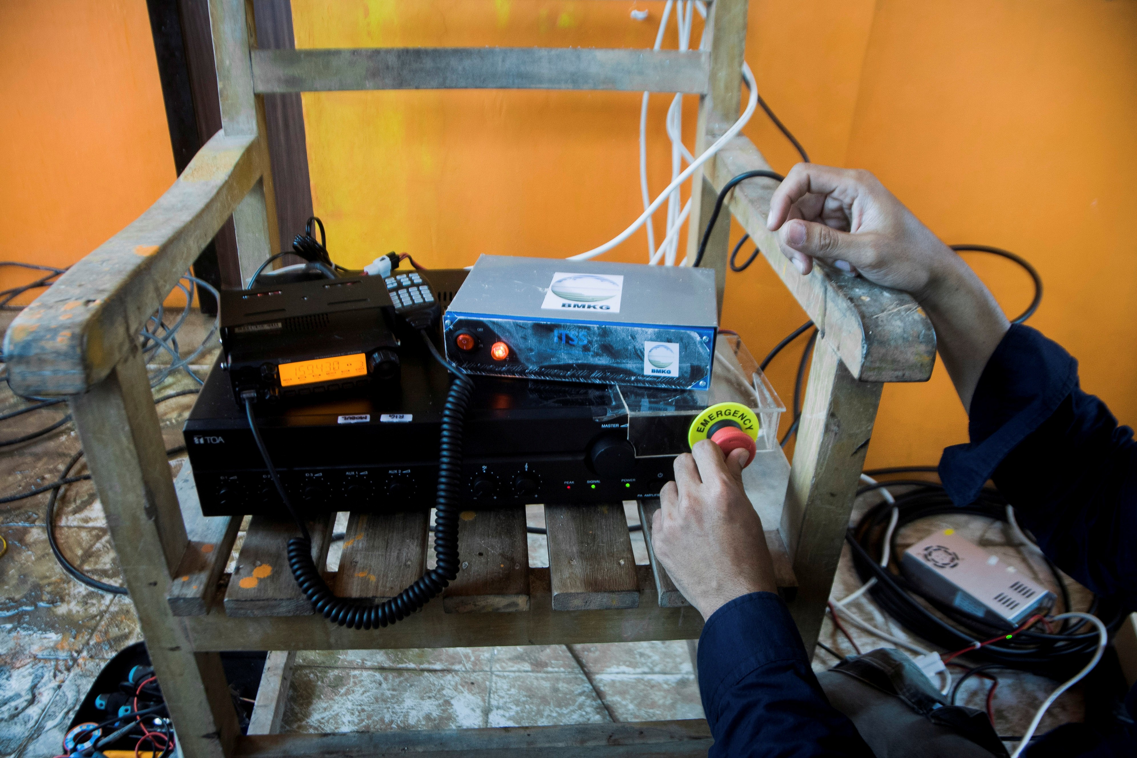 BMKG Bengkulu Pasang Tiga Sirine Tsunami Baru