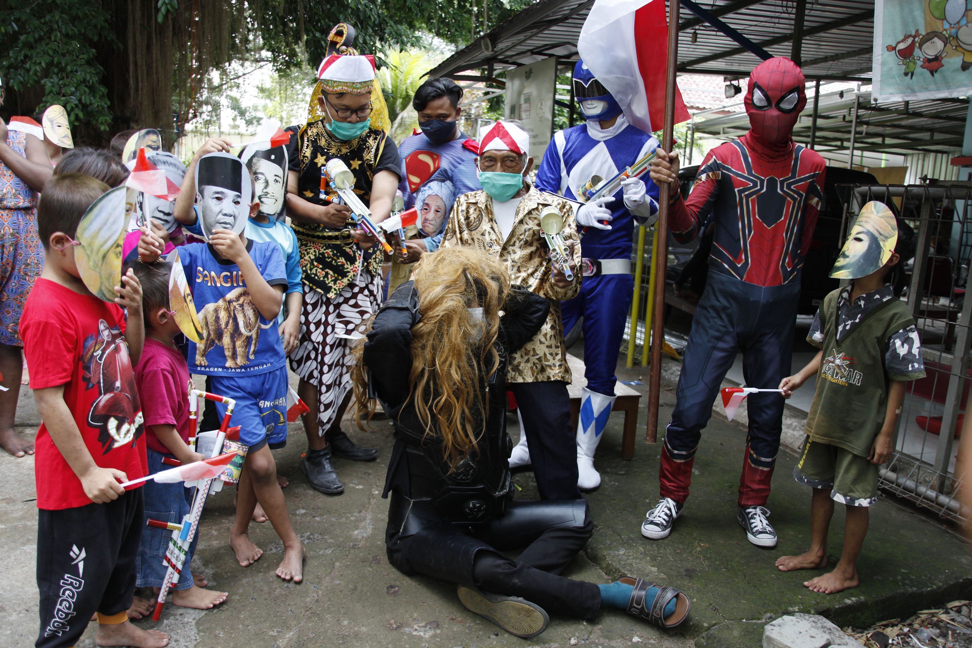  SOLIDARITAS: Relawan berkostum super hero mendongeng kepada anak-anak pengidap HIV/AIDS di rumah singgah Yayasan Lentera Solo, Jawa Tengah.