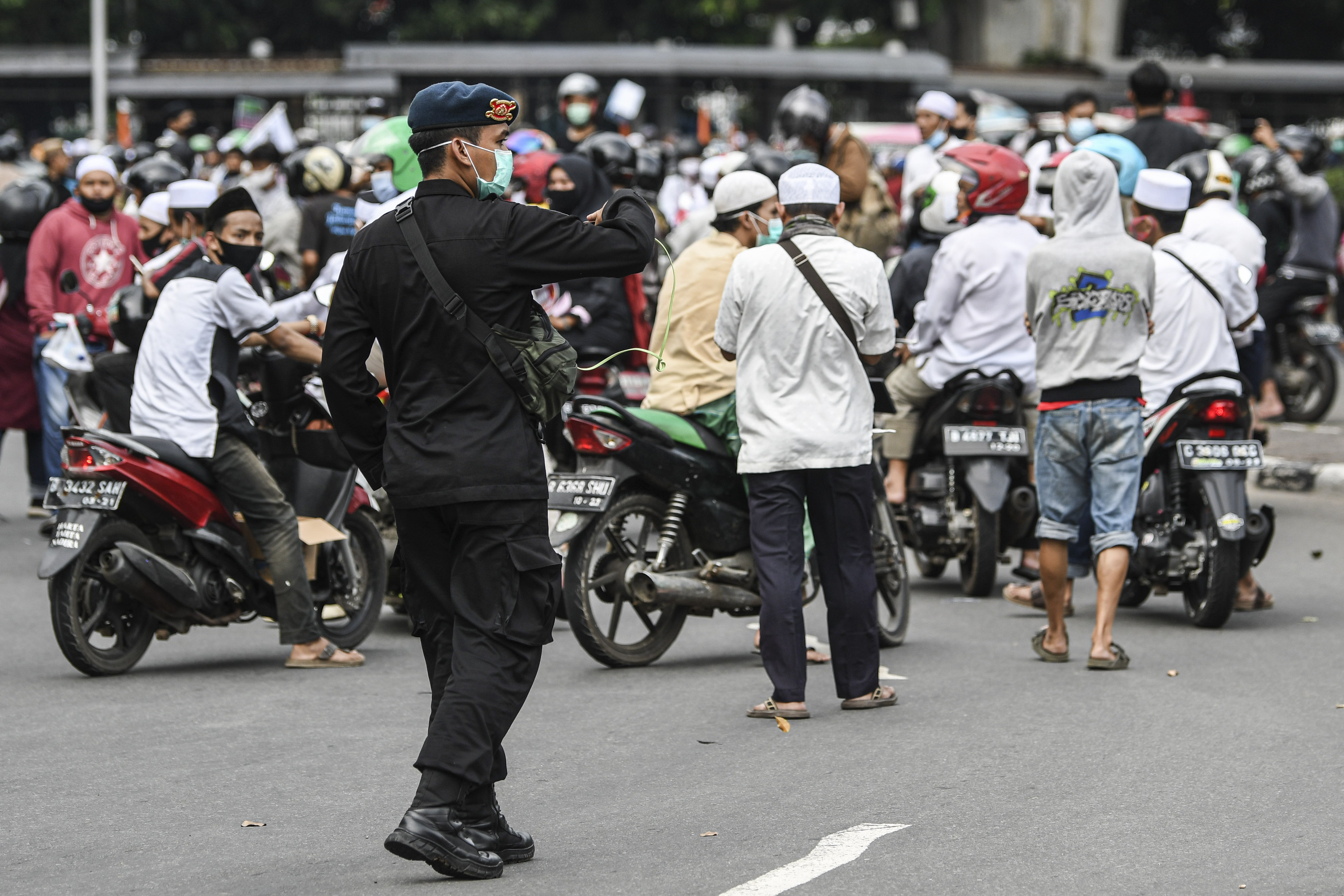Personel Brimob Polri menghalau massa aksi protes 1812 di wilayah Jakarta.