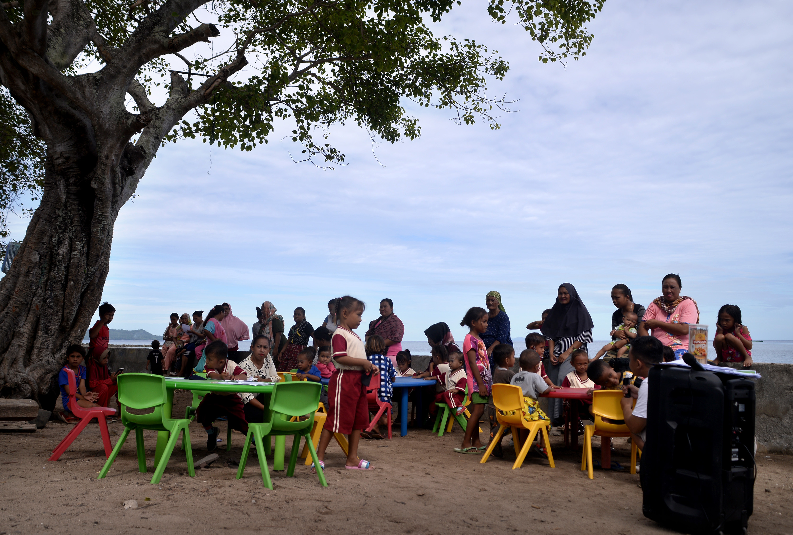 Sejumlah anak-anak mengikuti proses belajar ruang terbuka. PAUD secara tatap muka tetap dilaksanakan karena keterbatasan jaringan internet.