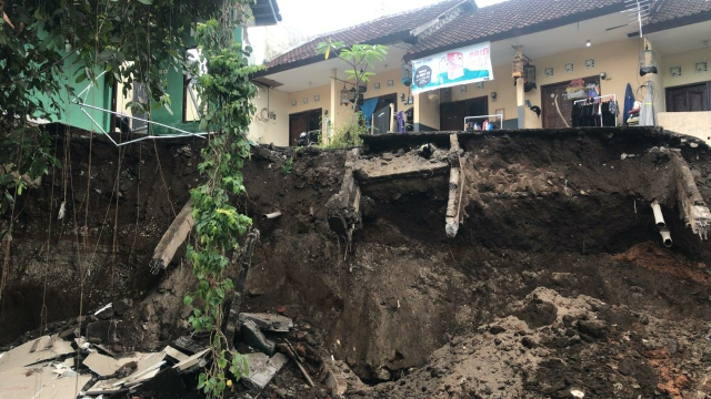 Hujan Deras Picu Tanah Longsor di Badung