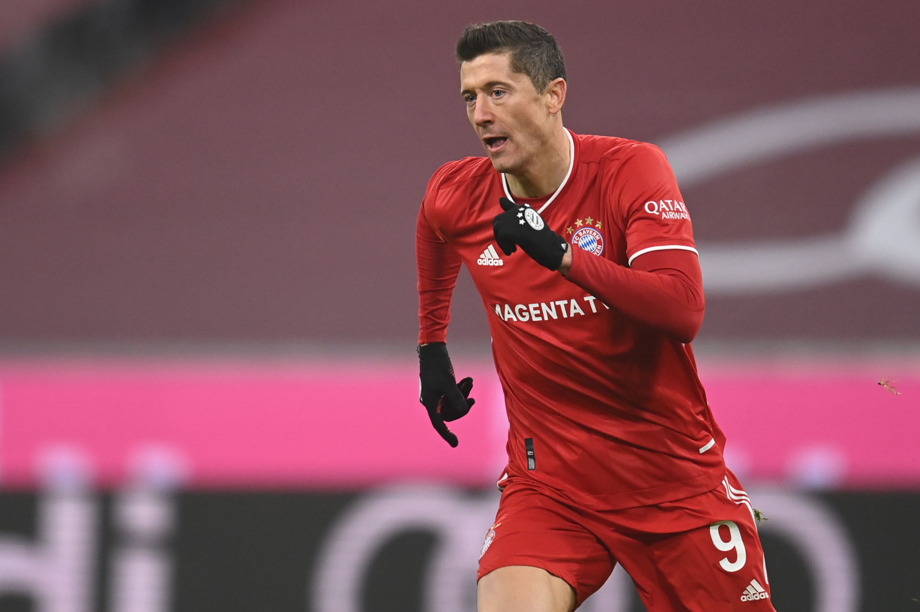 Penyerang Bayern Muenchen Robert Lewandowski melakukan selebrasi usai mencetak gol ke gawang Wolfsburg di laga Bundesliga.