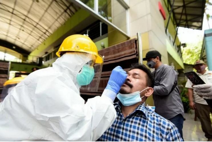 Rapid test antigen dilakukan pada pelaku perjalanan di area rehat di kawasan Jalan Tol Cipali dan Cipularang. 