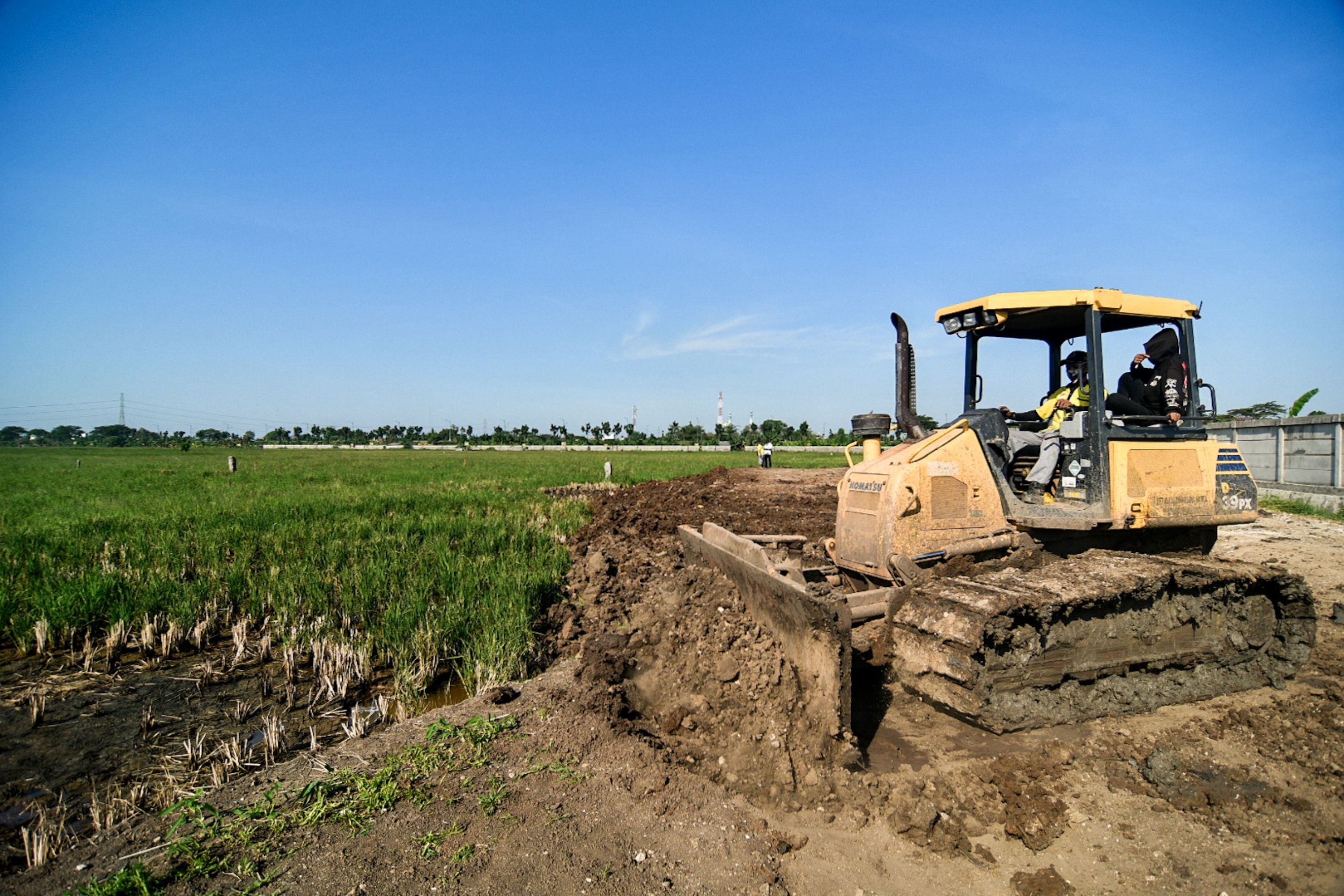 Petugas dari Dinas Bina Marga menyelesaikan penggarapan lahan untuk dijadikan lokasi pemakaman khusus covid-19 di Rorotan, Jakarta. 