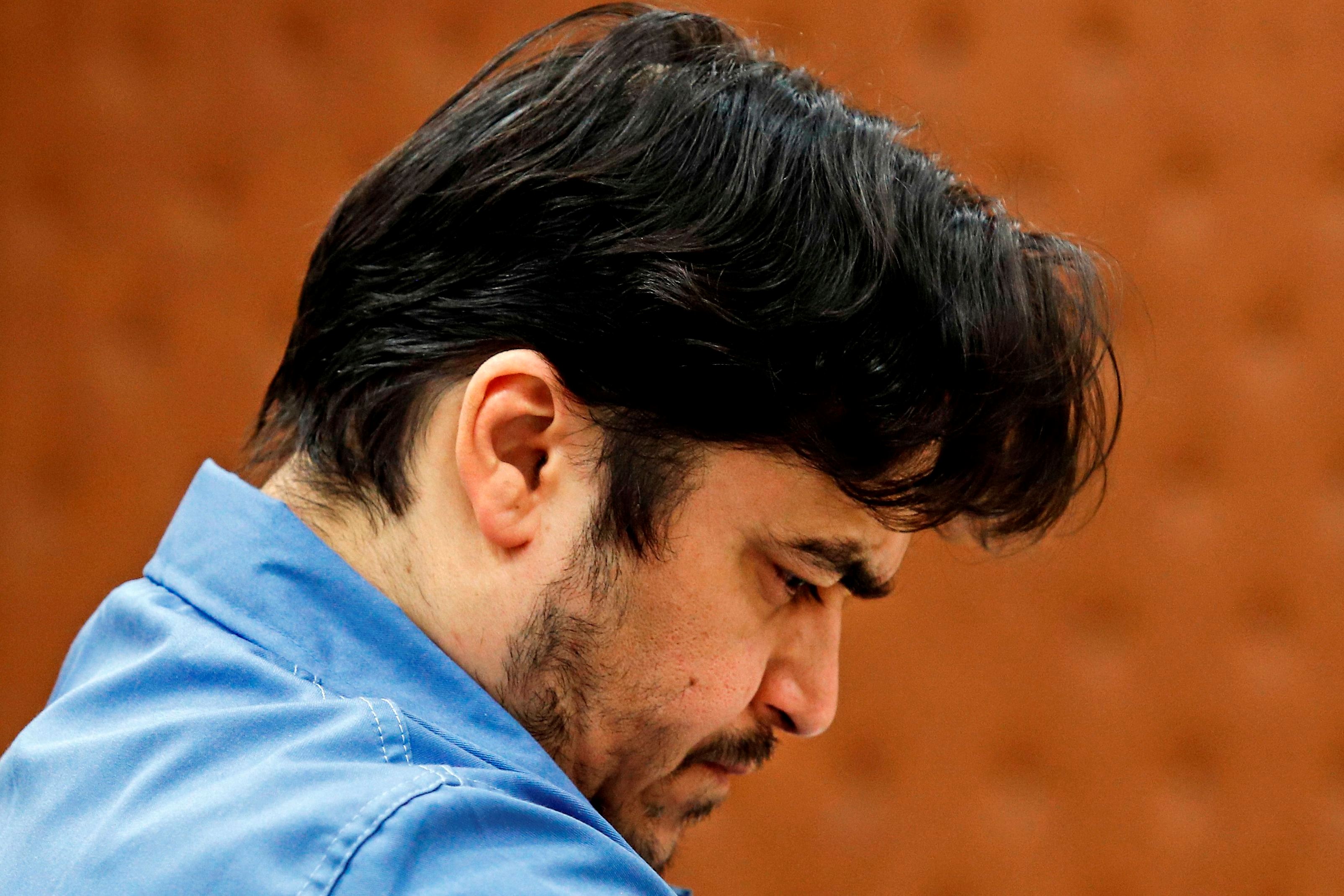 Ruhollah Zam dalam persidangan di Teheran, Iran.