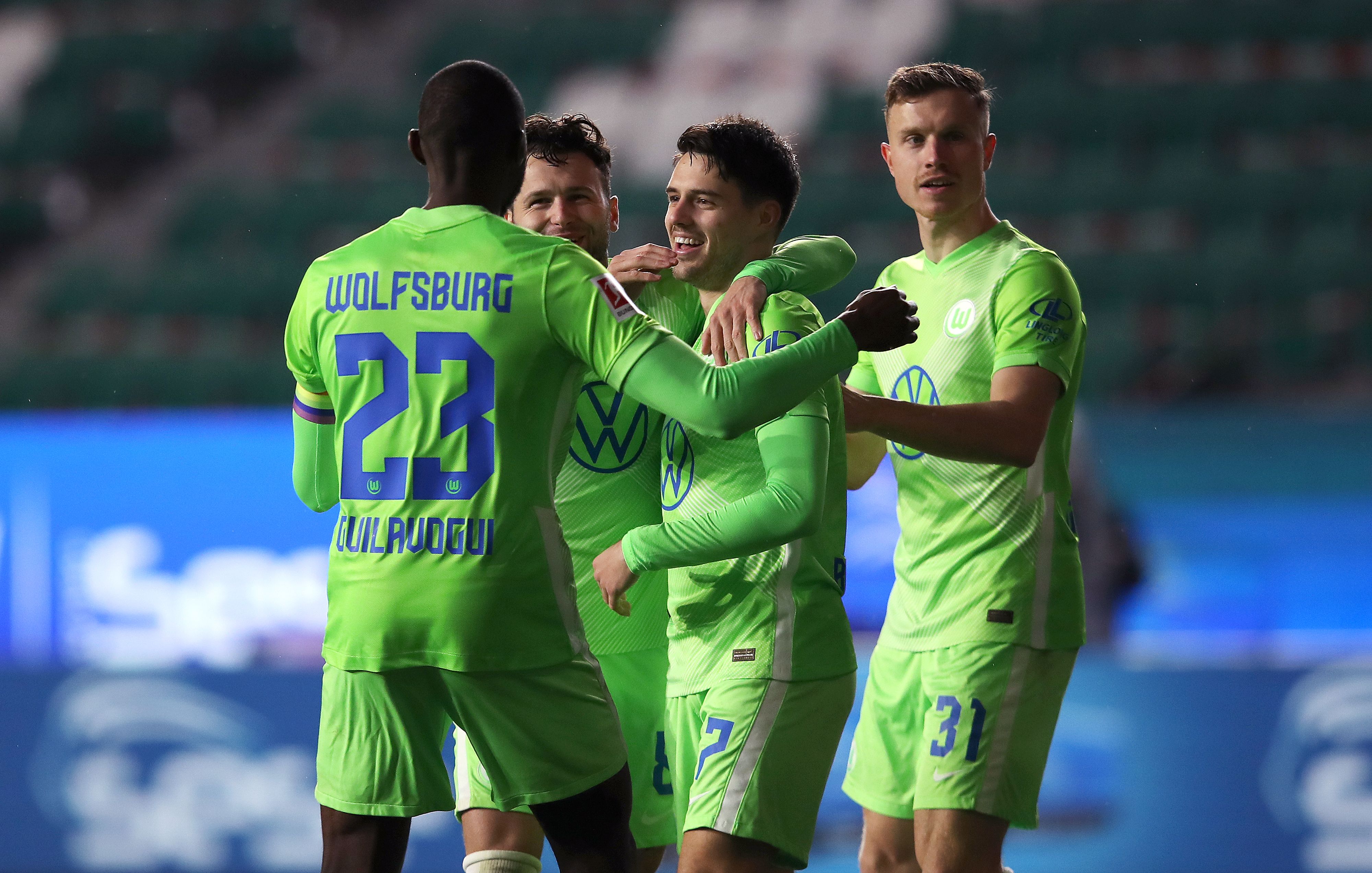 Gelandang Wolfsburg Josip Brekalo (tengah) melakukan selebrasi usai mencetak gol ke gawang Stuttgart di laga Bundesliga.