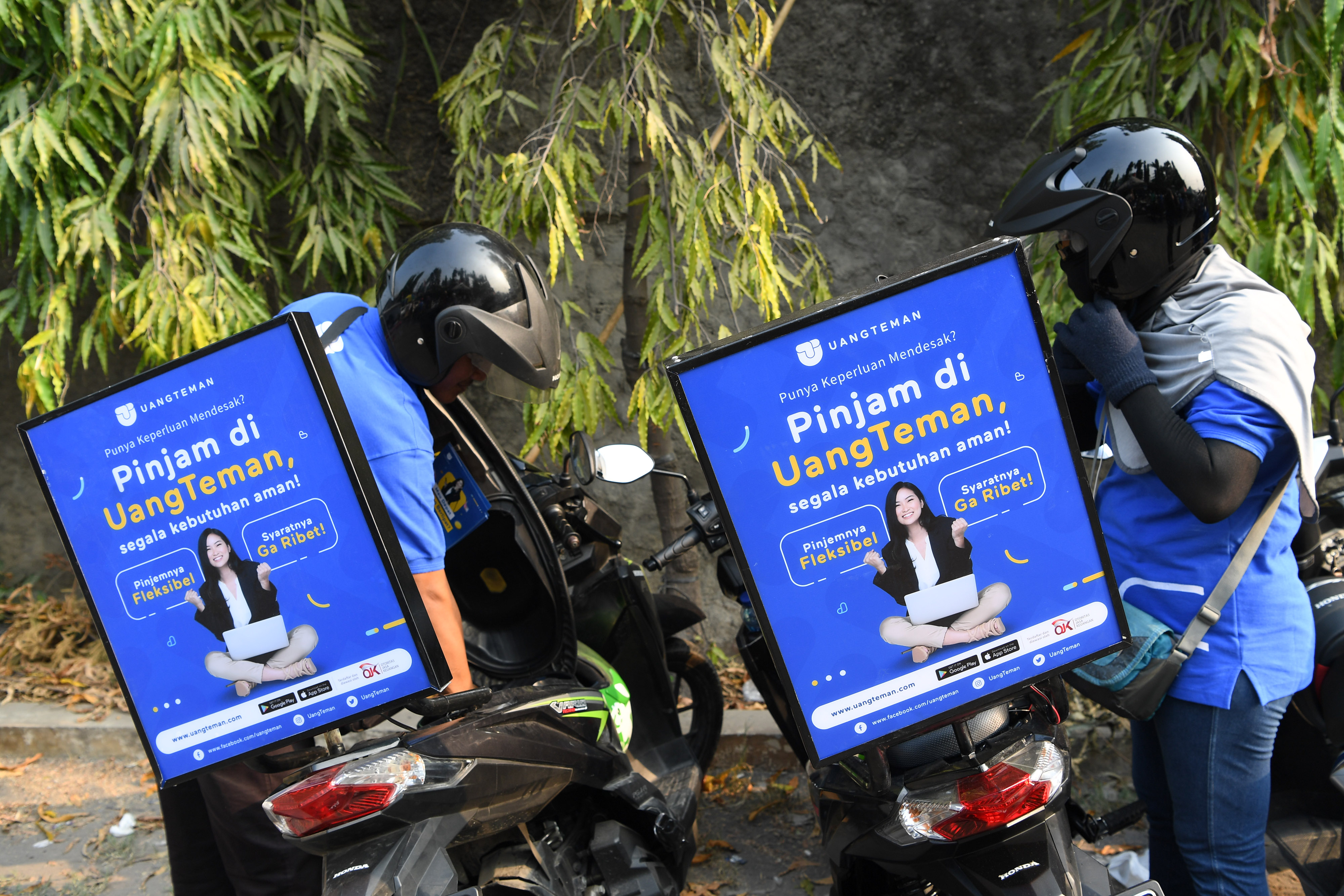 SOSIALISASI LAYANAN PINJAMAN DARING: Pengendara ojek daring bersiap menggelar aksi konvoi saat sosialisasi layanan aplikasi UangTeman.