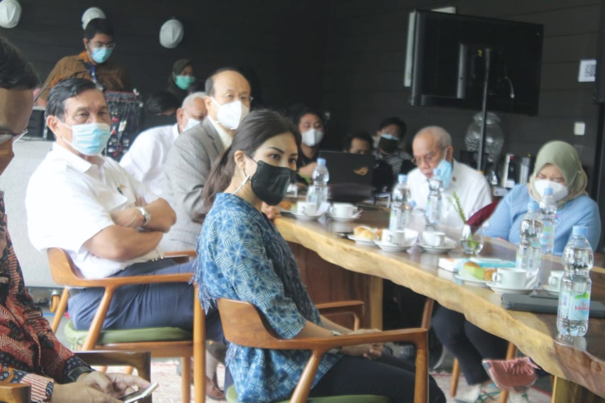 Menko Kemaritiman dan Investasi Luhut Binsar Panjaitan (kiri) saat menghadiri Indonesia-China Tourism and Investment Forum di The Kaldera, D