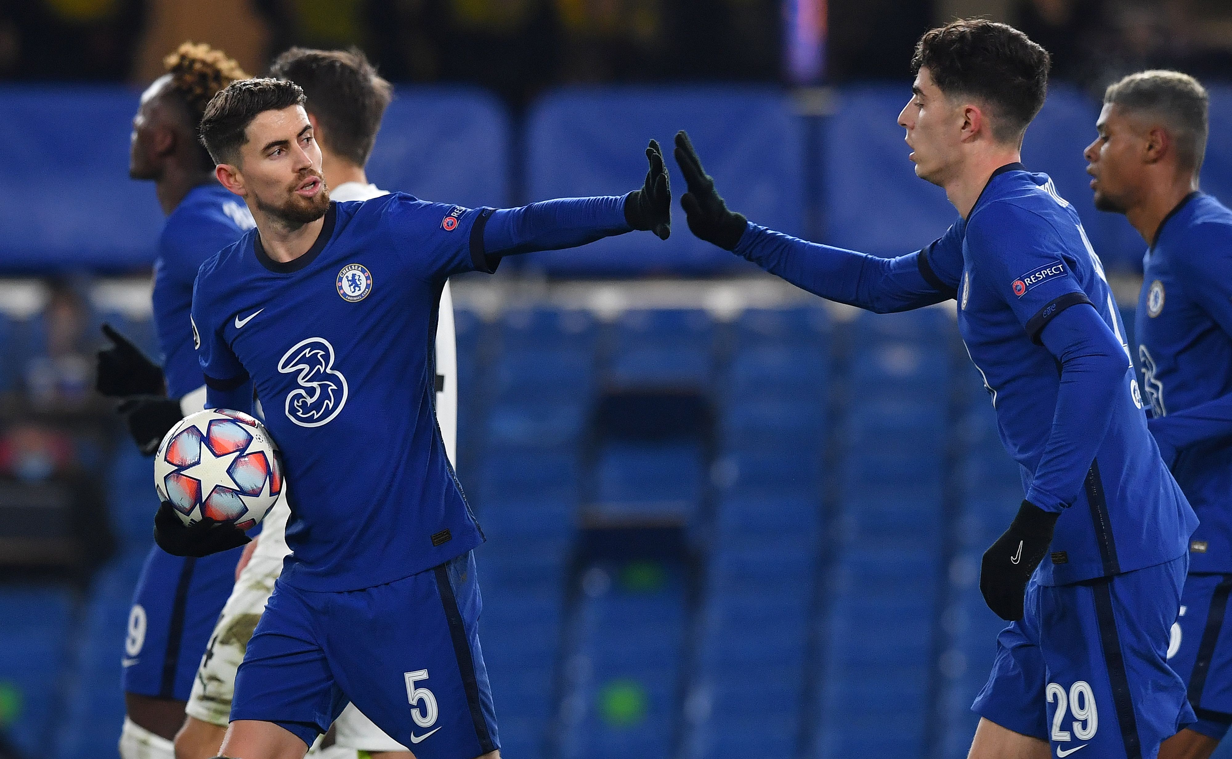 Pemain Chelsea Jorginho (kiri) melakukan selebrasi usai tendangn penaltinya membobol gawang lawan