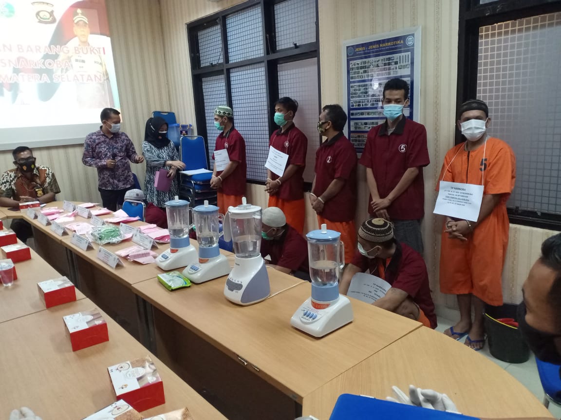 Polda Sumsel memusnahkan narkotika sabu dan pil ekstasi yang disita dari para pengedar.