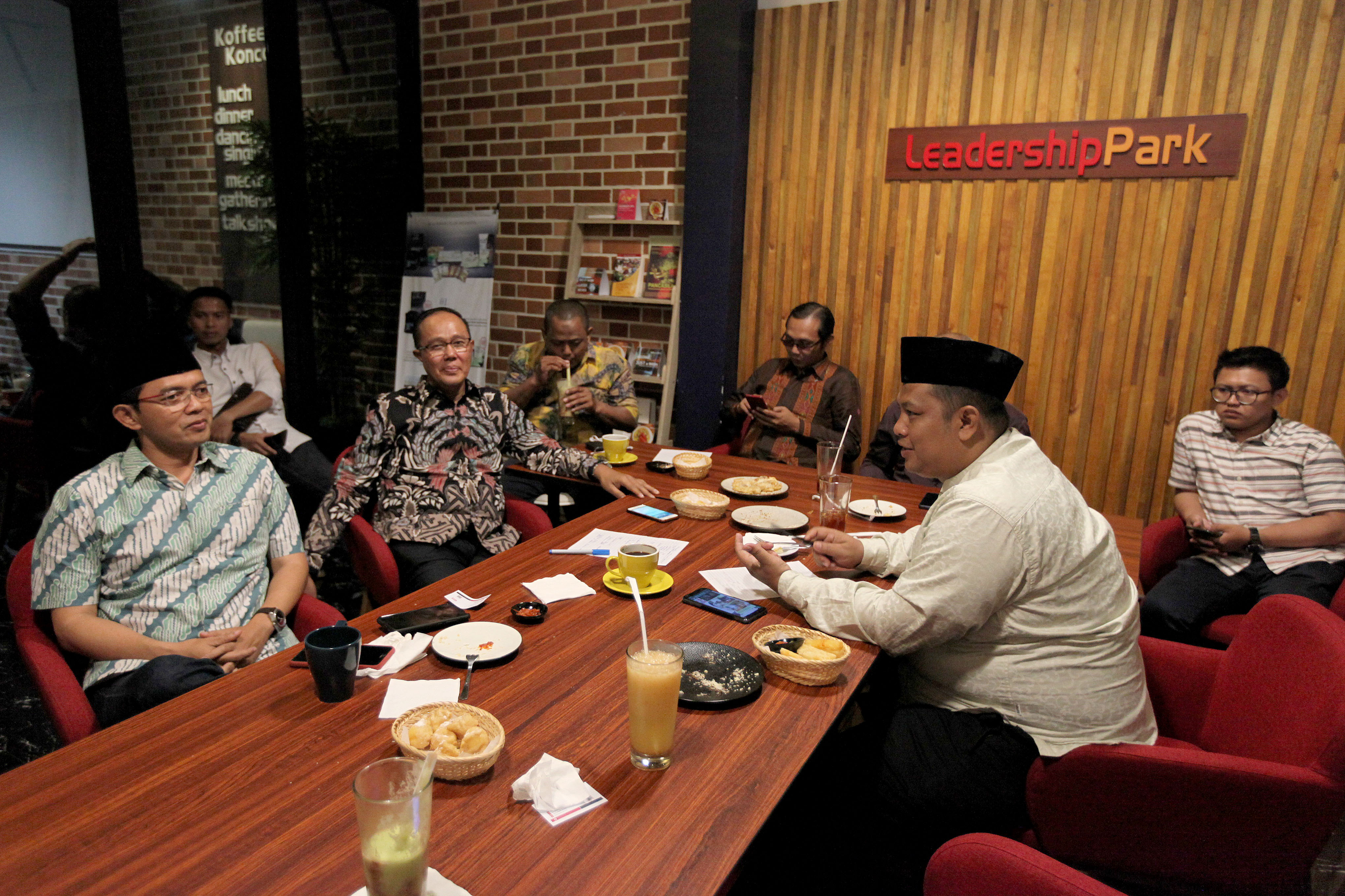 Mantan Direktur Relawan TKN Jokowi Amin, Maman Imanulhaq (kiri) bersama para relawan lainnya.