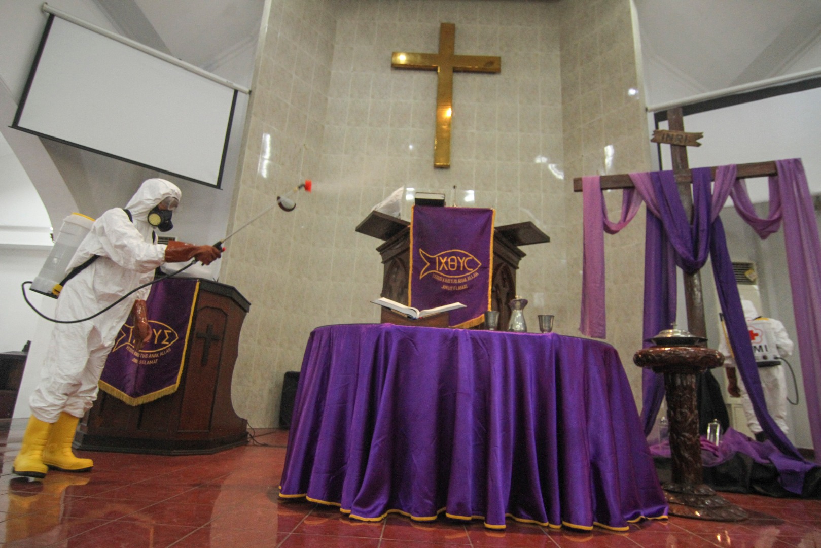 PENYEMPROTAN DISINFEKTAN DI GEREJA DEPOK