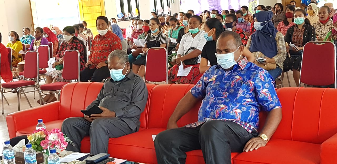 Bupati Jayapura saat menghadiri Natal bersama guru kontrak se-Kabupaten Jayapura, di Sentani, beberapa waktu lalu