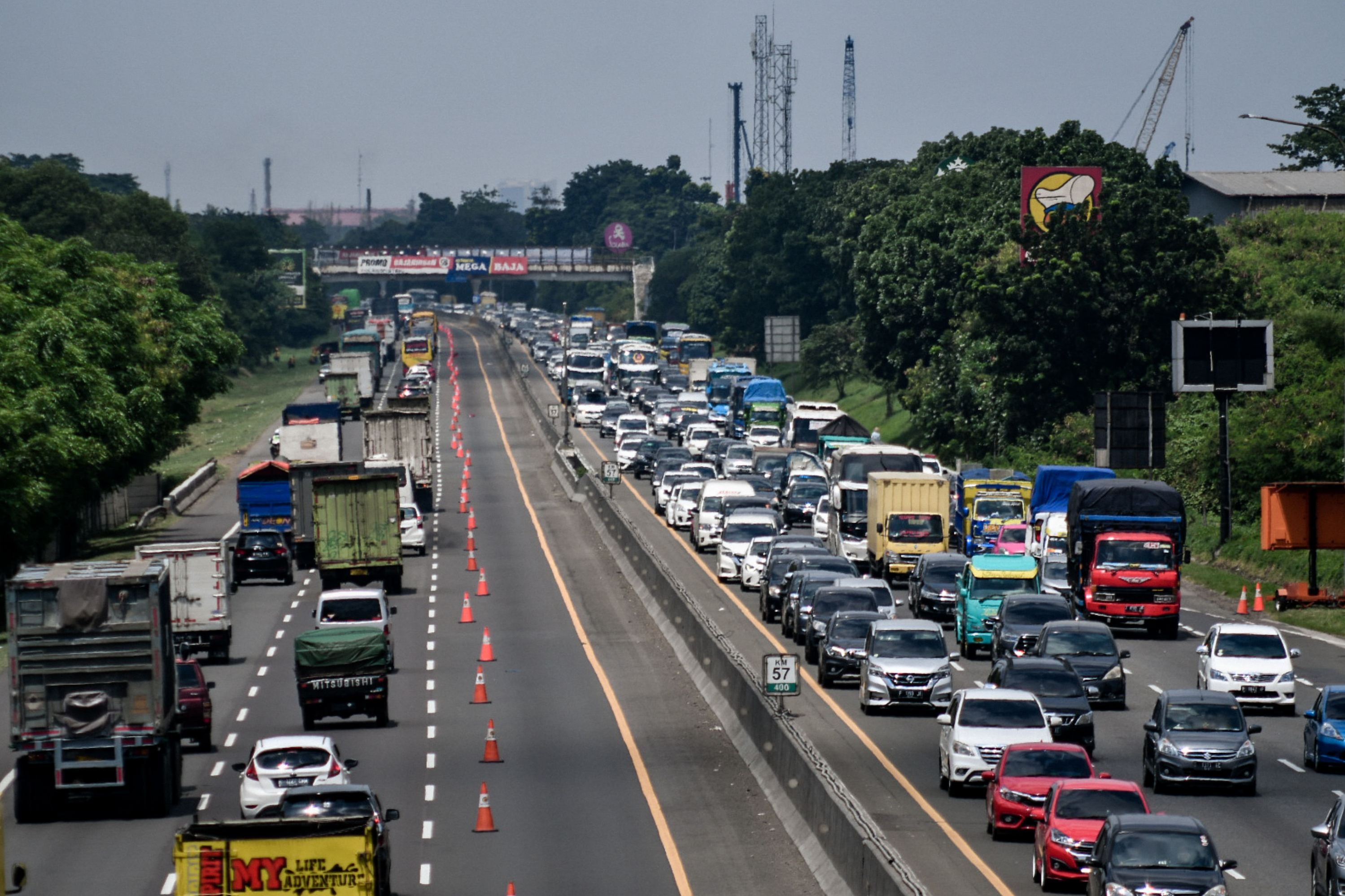 Kepadatan kendaraan di Tol Jakarta-Cikampek KM 57, Karawang, Jawa Barat, Kamis (24/12).