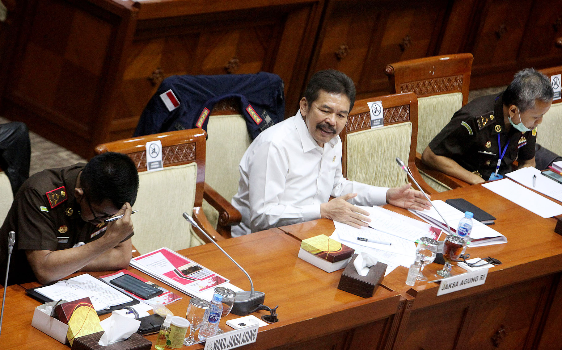  Jaksa Agung ST Burhanuddin (tengah) didampingi Wakil Jaksa Agung Setia Untung Arimuladi (kiri) dan Jampidsus Ali Mukartono