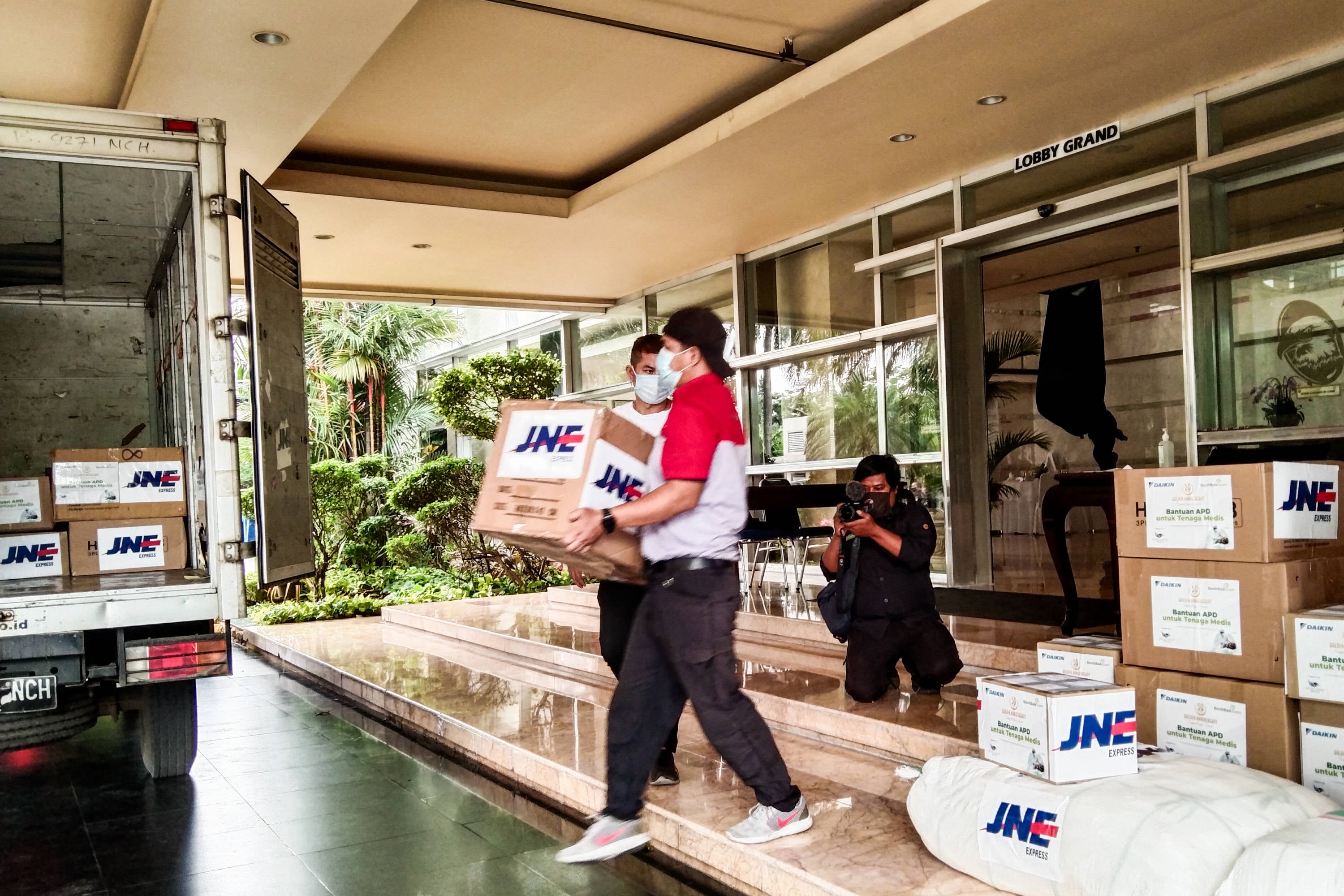 Donasi dari Daikin Indonesia yang disalurkan melalui Dompet Kemanusiaan Media Group dan BenihBaik.com, Kamis (3/12)