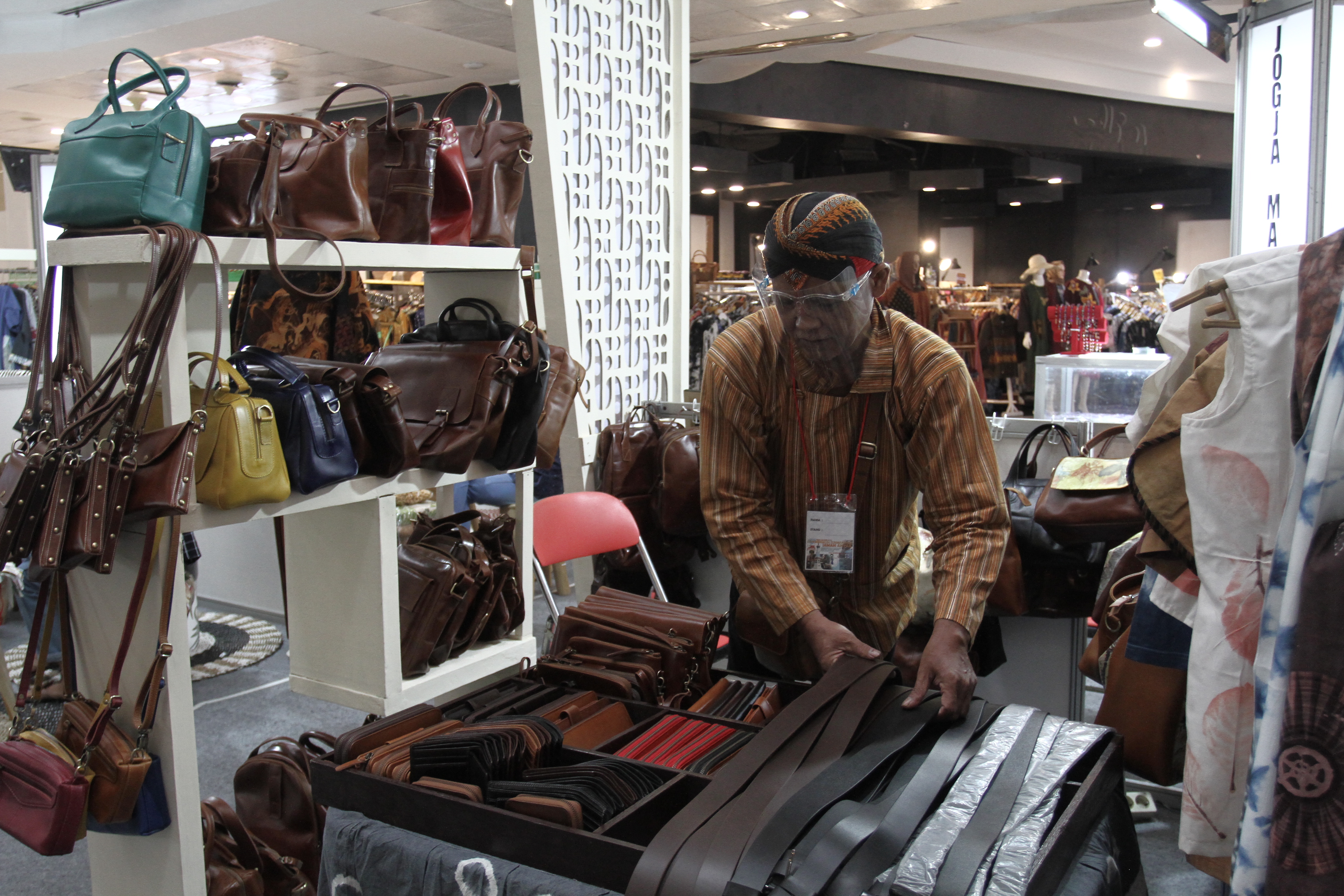 Peserta menata produk miliknya saat pameran gelar produk lokal di Mall Malioboro, Yogyakarta, beberapa waktu lalu.