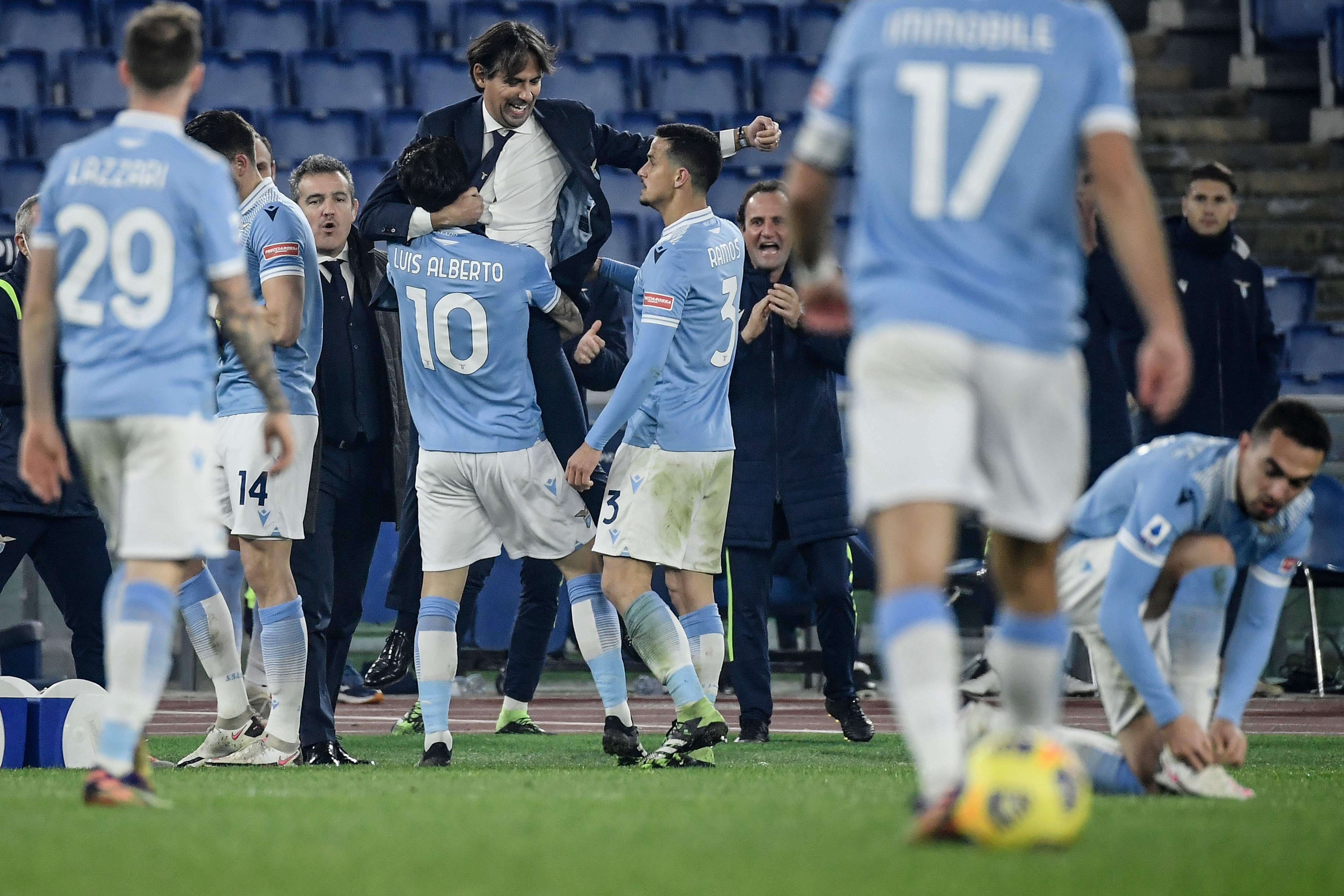 Gelandang Lazio Luis Alberto melakukan selebrasi bersama pelatih Simone Inzaghi usai mencetak gol ke gawang Napoli di laga Serie A.