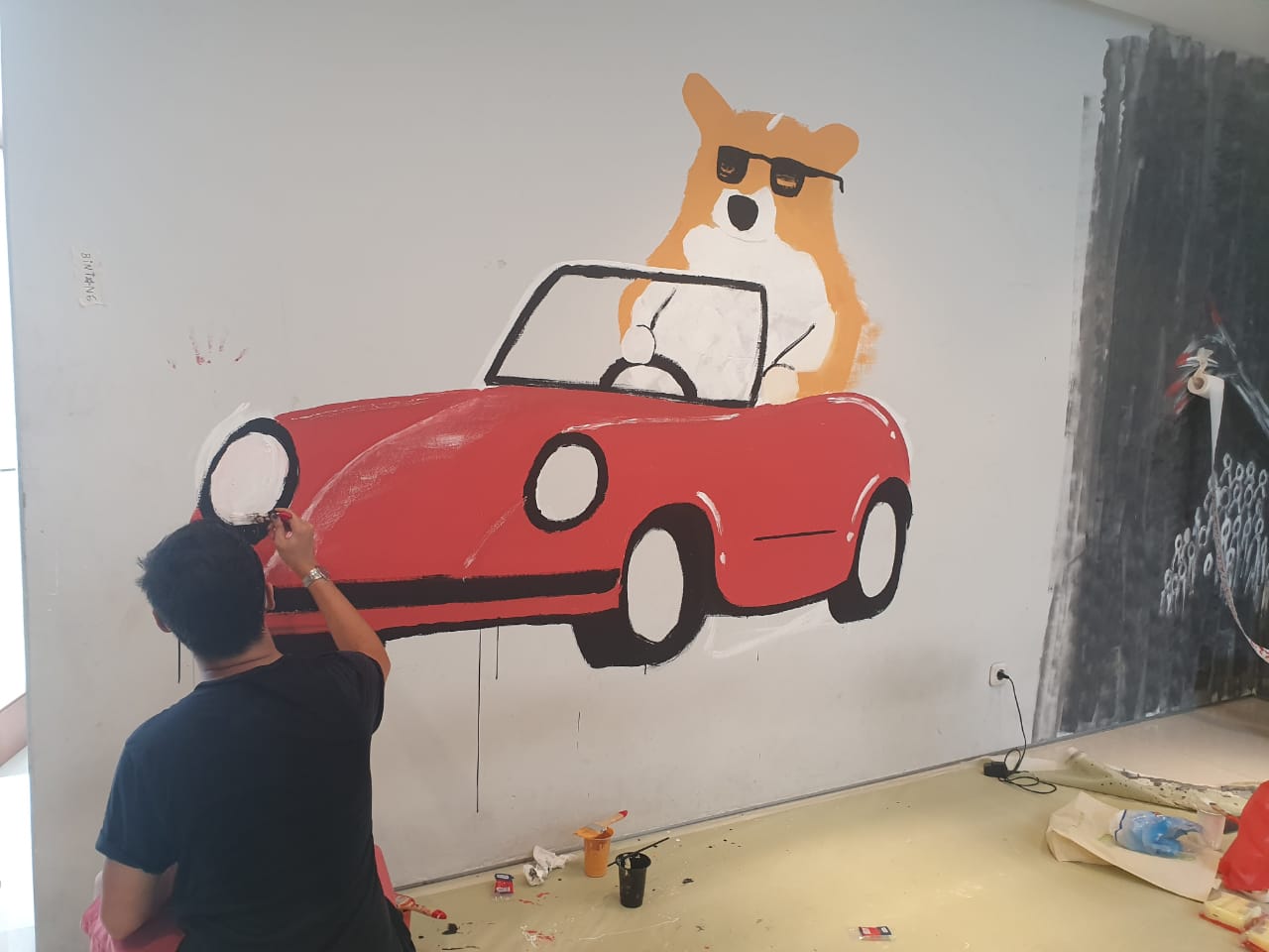 Seniman membuat karya di Wall of Hope Paviliun Sembilan