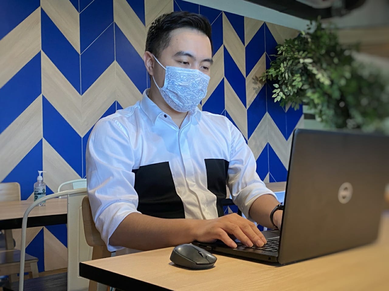 Seorang model memakai masker bermotif batik yang diluncurkan Softies.