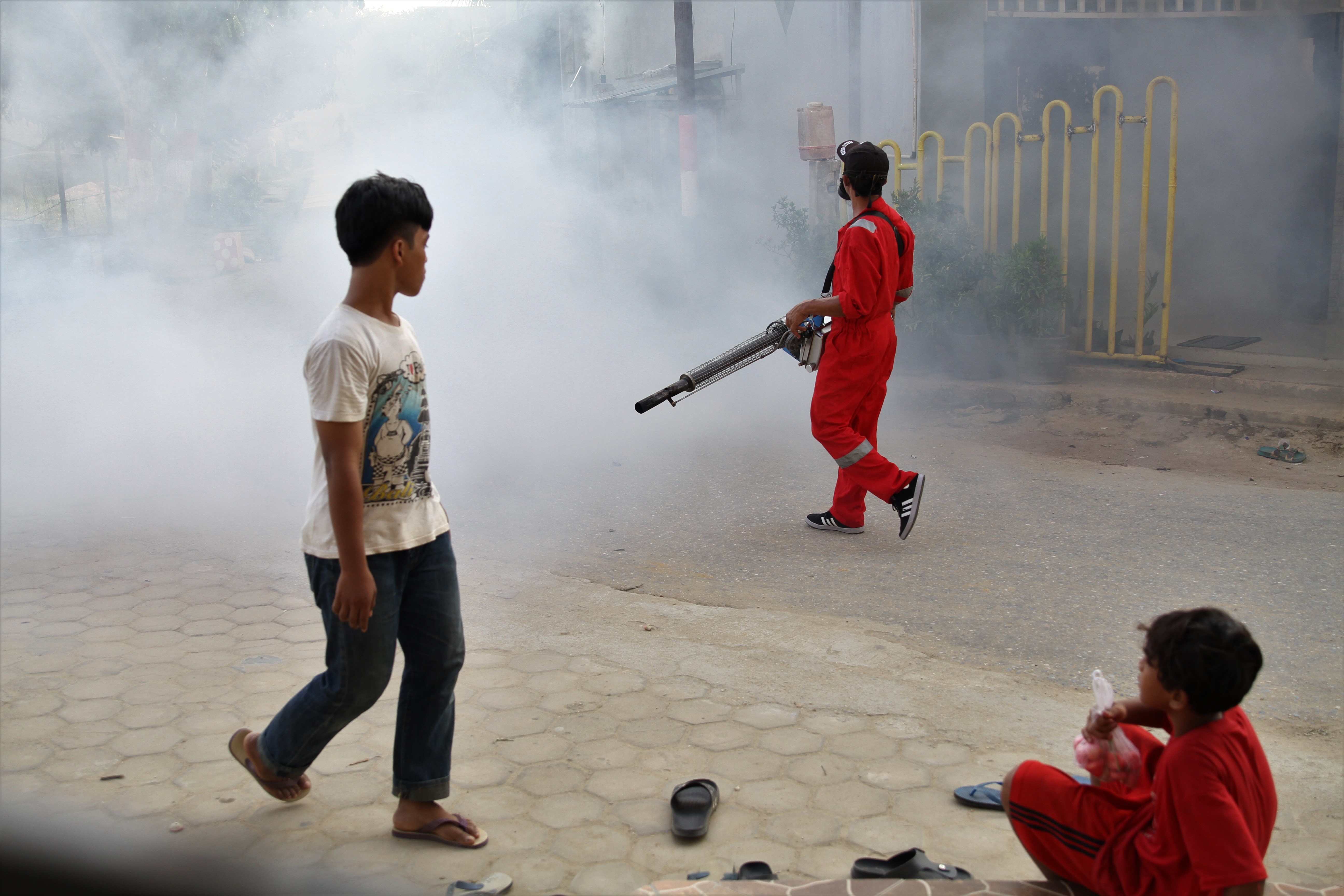 Petugas melakukan fogging untuk memutus siklus hidup nyamuk aedes aegypti di Kelurahan Lepolepo, Kendari, Sulawesi Tenggara.