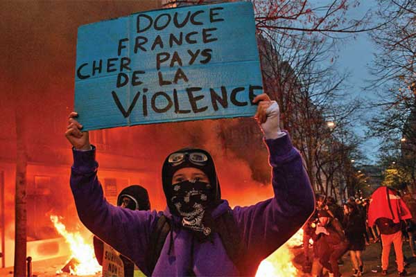 Unjuk rasa menentang Undang-Undang Keamanan baru di Paris, Prancis, Sabtu (5/11)