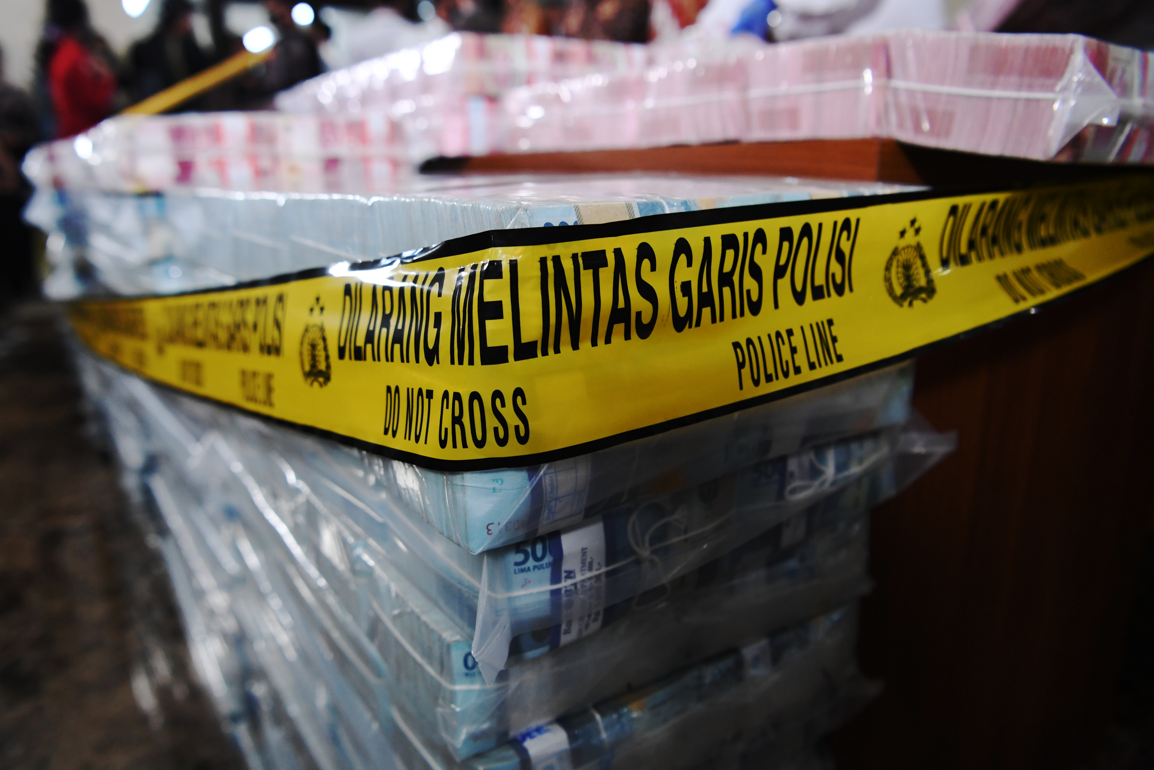 Ilustrasi polisi menunjukkan barang bukti yang dikelilingi garis kepolisian.