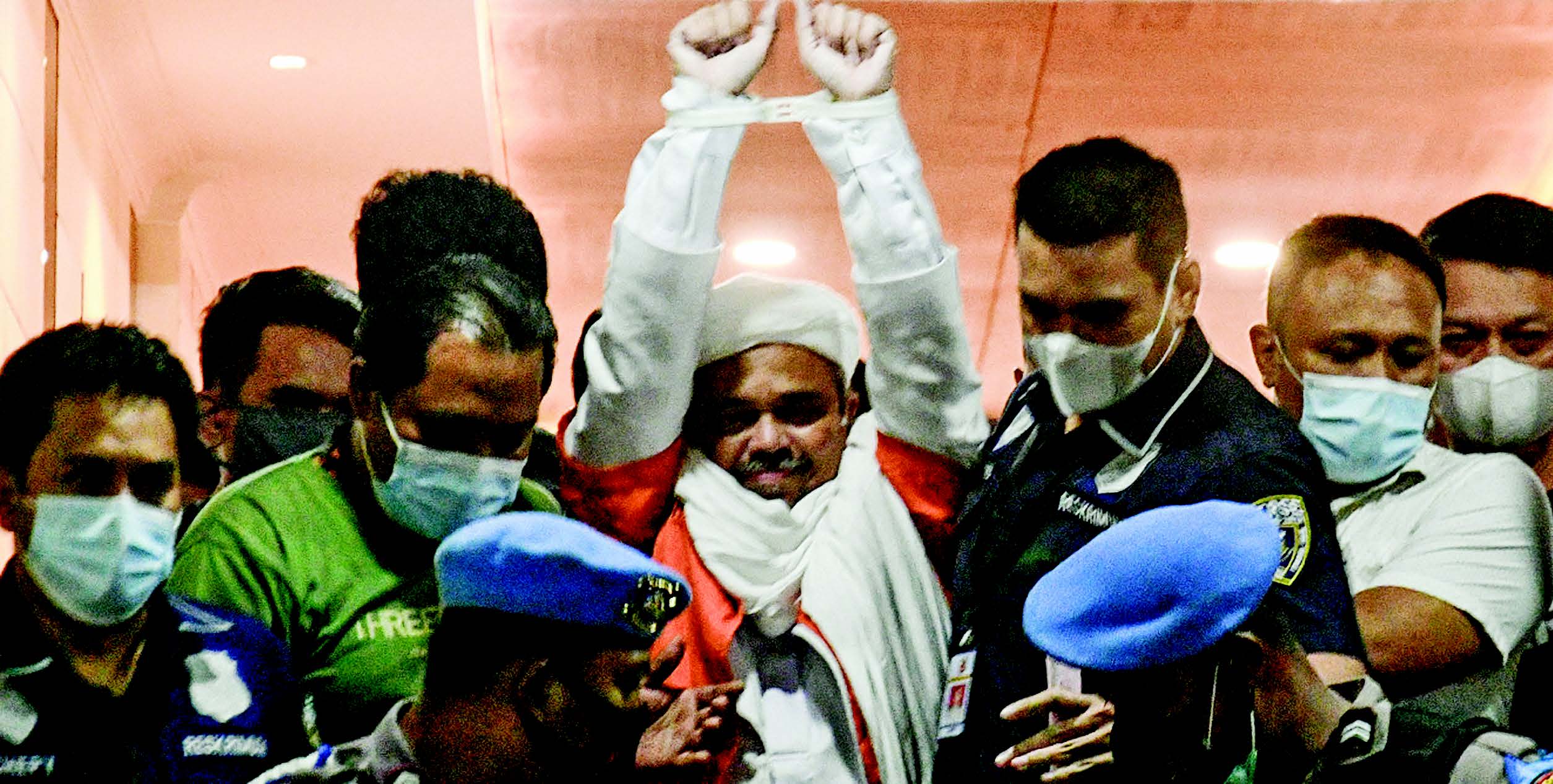 RIZIEQ SHIHAB DITAHAN: Pimpinan Front Pembela Islam (FPI) Rizieq Shihab memakai rompi dan borgol digiring petugas untuk ditahan 