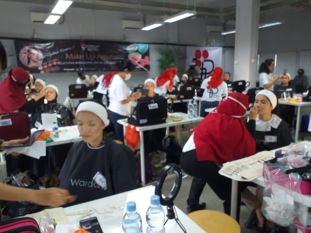Pelatihan penata rias yang digelar Yayasan Perempuan Tangguh Indonesia bagi sahabat tuli, Selasa (8/12).