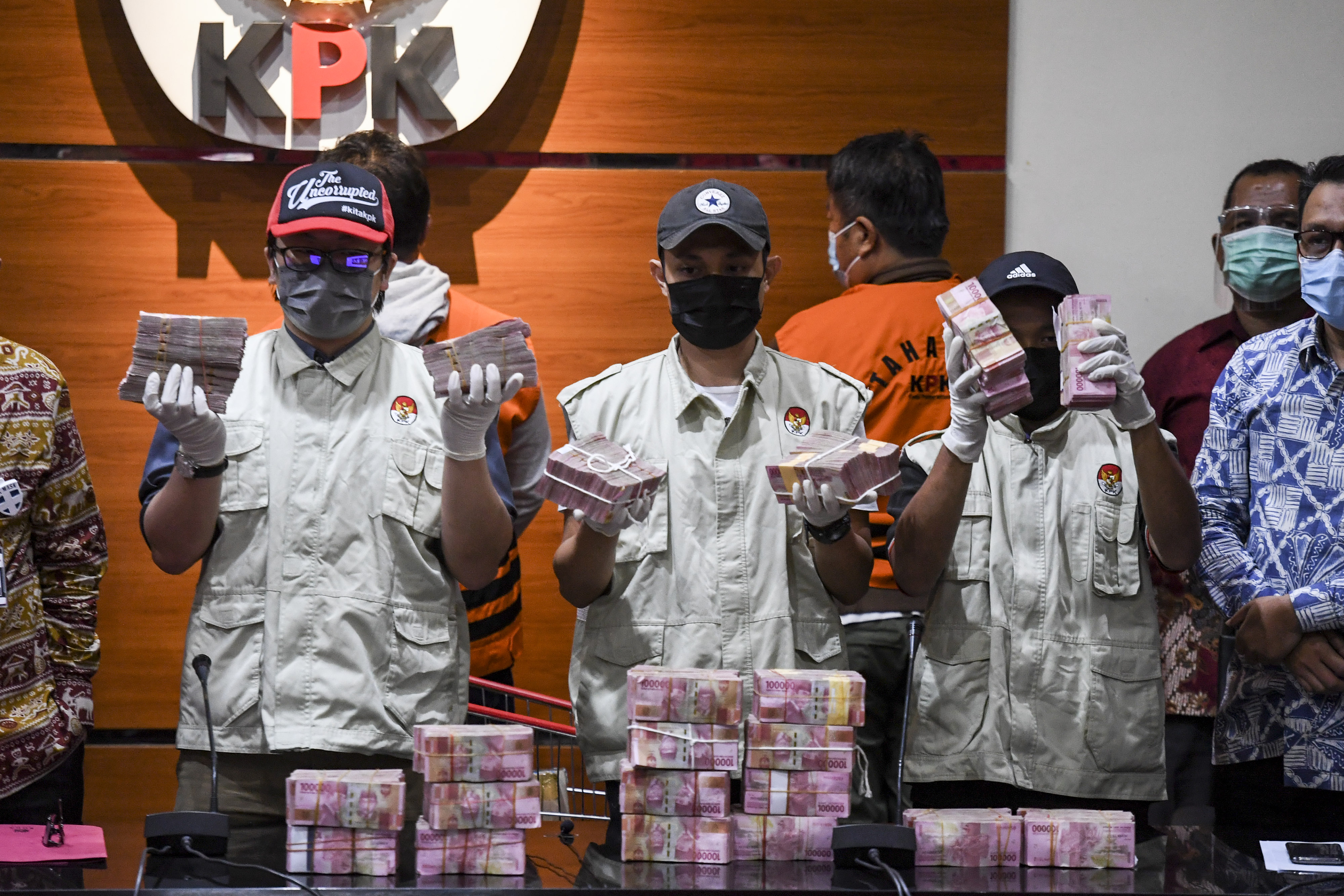 Penyidik KPK menunjukan barang bukti berupa uang tunai saat konferensi pers OTT Bupati Banggai Laut Wenny Bukamo di gedung KPK, Jakarta.