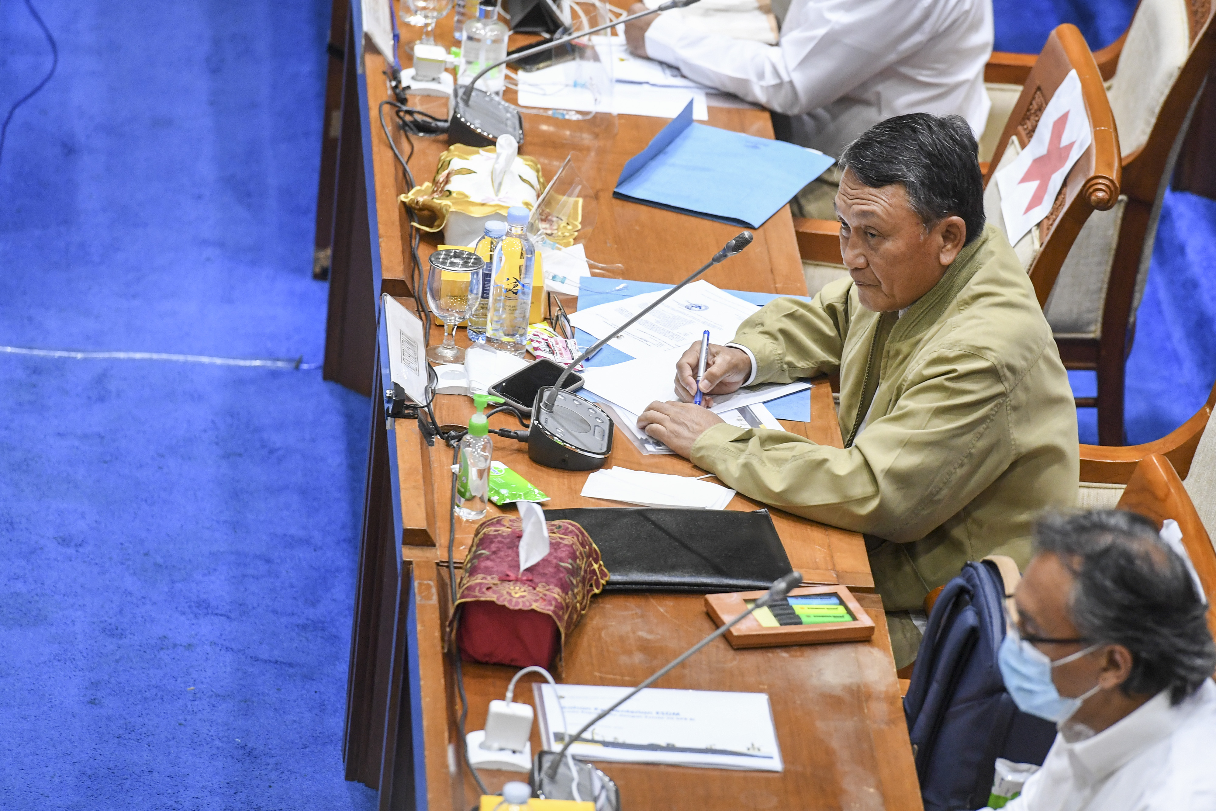  Menteri ESDM Arifin Tasrif (tengah) mengikuti rapat kerja dengan Komisi VII DPR bahas proyeksi pembangunan smelter di Indonesia.