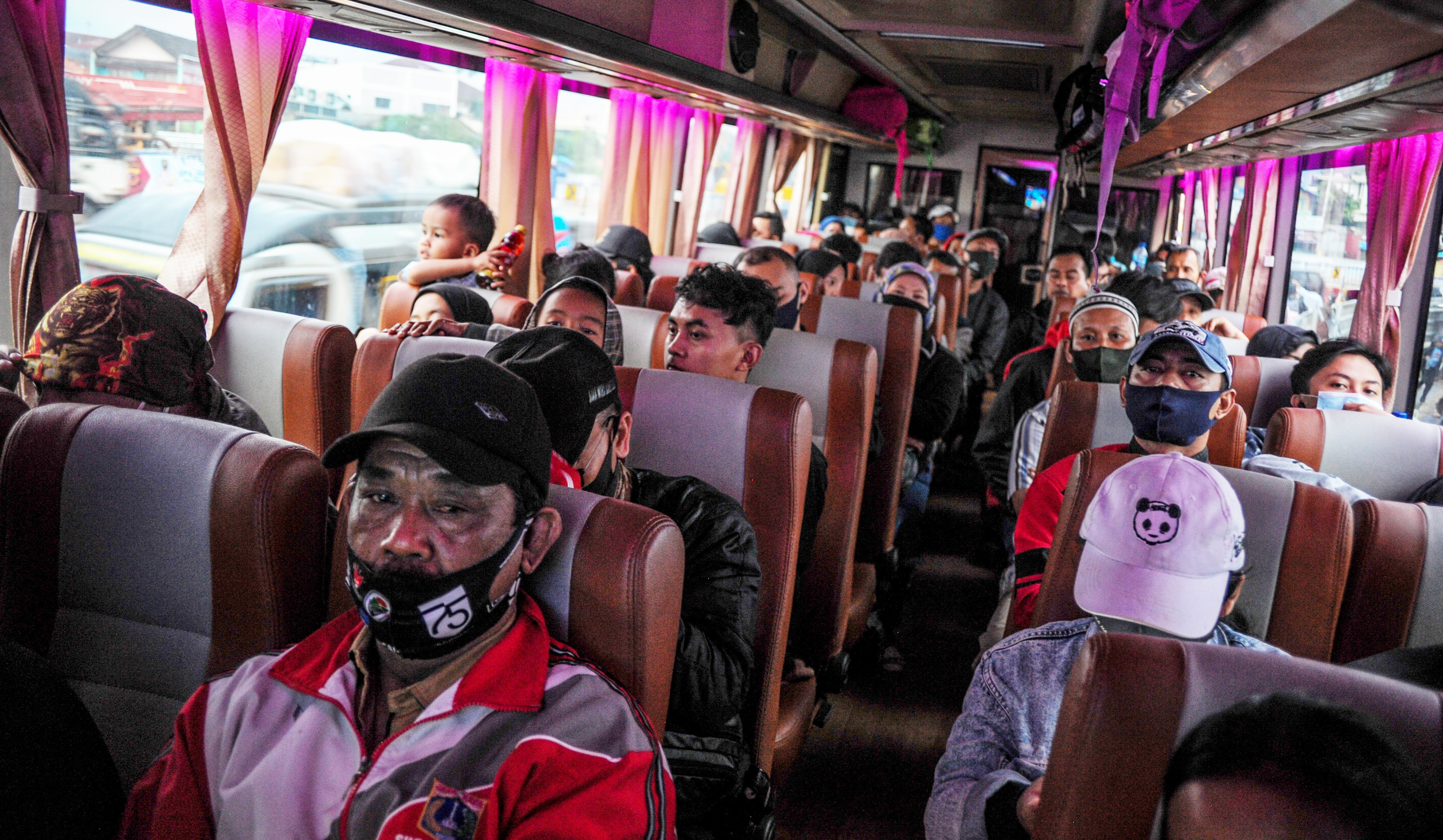 Penumpang bus tujuan Jakarta menunggu keberangkatan di terminal bayangan Gerbang Tol Cileunyi, Kabupaten Bandung, Jawa Barat, Minggu (1/11).