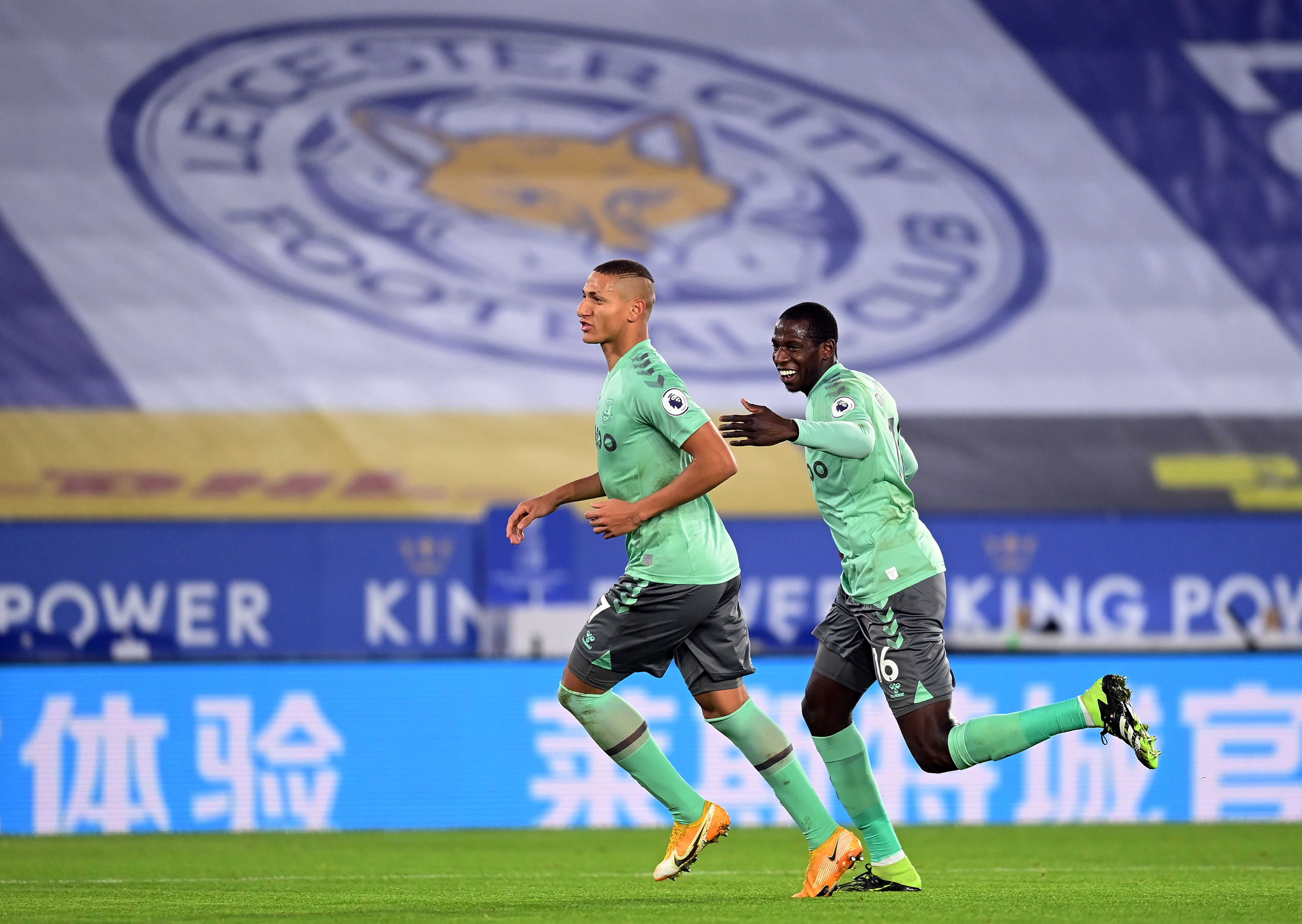 Gelandang Everton Abdoulaye Doucoure (kanan) merayakan gol Everton ke gawang Leicester City bersama striker Richarlison.