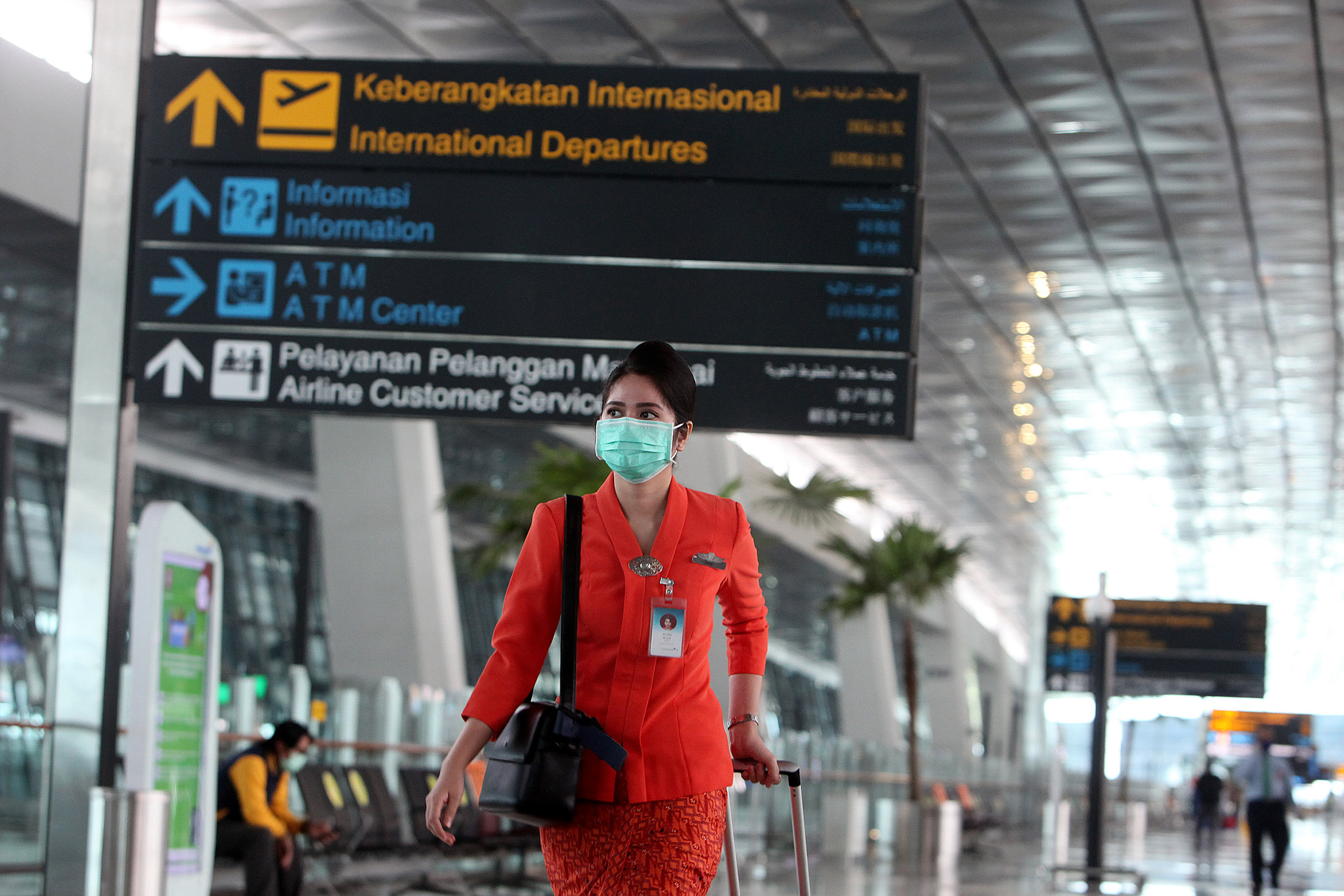 Pramugari mengenakan masker menjalani penugasan di Terminal 3, Bandara Soekarno-Hatta, Tagerang, Banten, Minggu (10/05/2020).