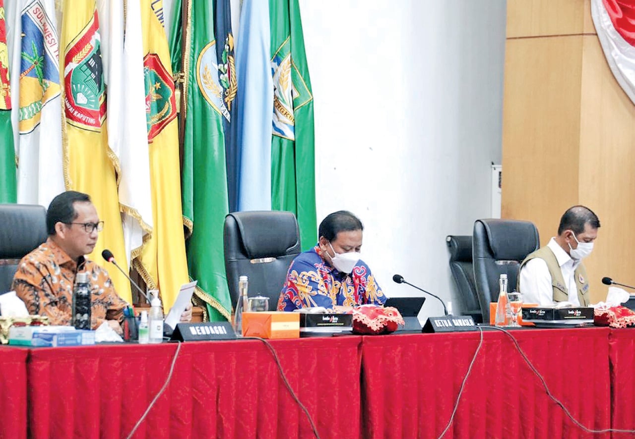 Menteri Dalam Negeri Tito Karnavian (kiri) bersama Ketua Badan Pengawas Pemilu Abhan (tengah) dan Kepala Bnpb Doni Munardo.