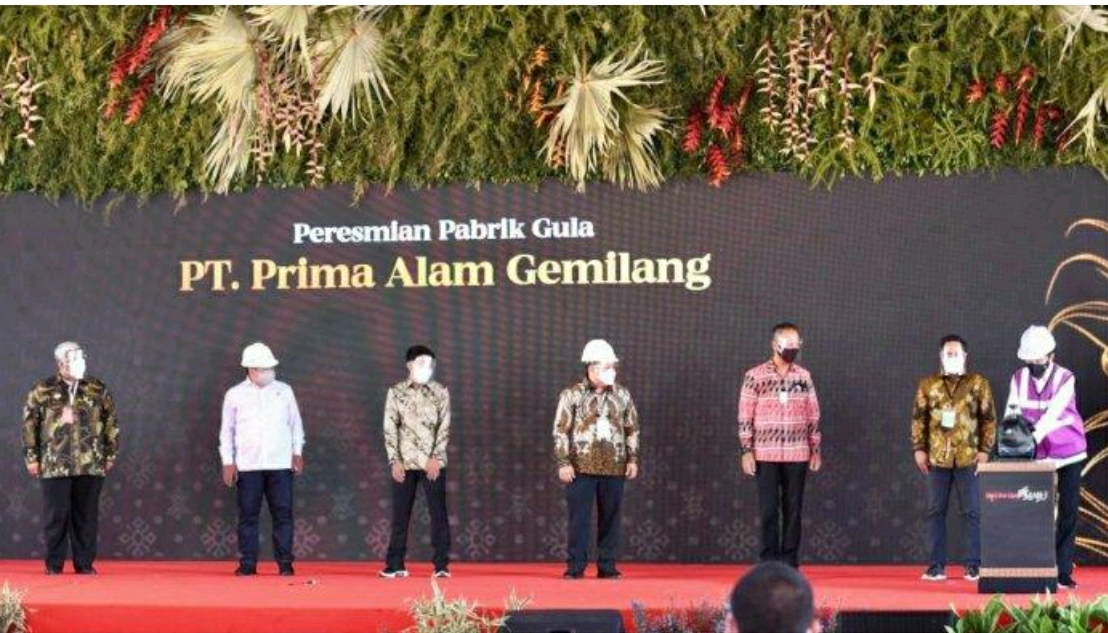 Presiden Joko Widodo (kanan) meresmikan pabrik gula di Bombana.