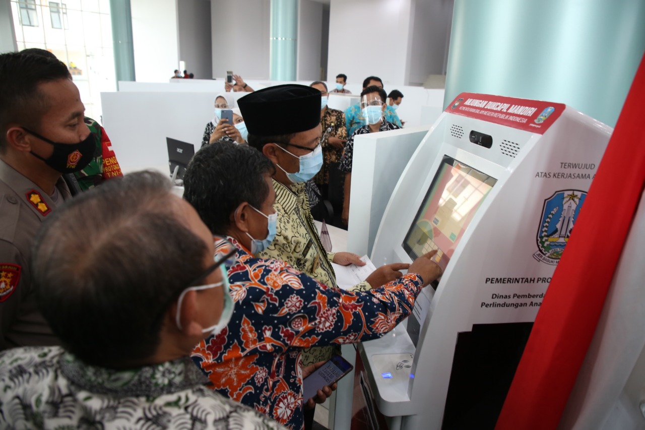 Bupati Tuban Fathul Huda resmi meluncurkan Anjungan Kependudukan dan Catatan Sipil (Dukcapil) Mandiri, Jumat (4/12/2020)