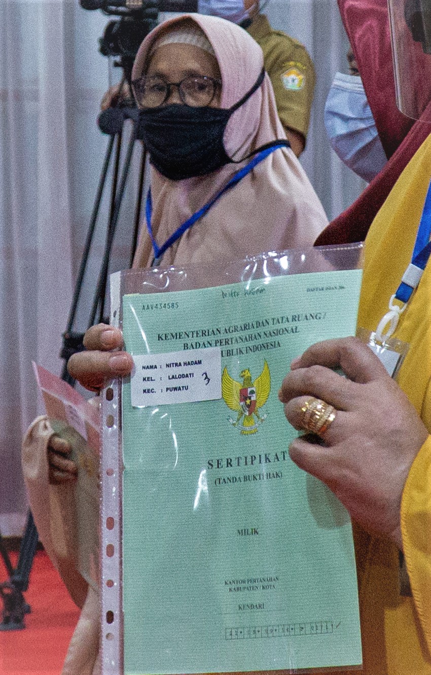 Warga menerima sertifikat Proyek Operasi Nasional Agraria atau Prona di Kendari, Sulawesi Tenggara, Senin (9/11).