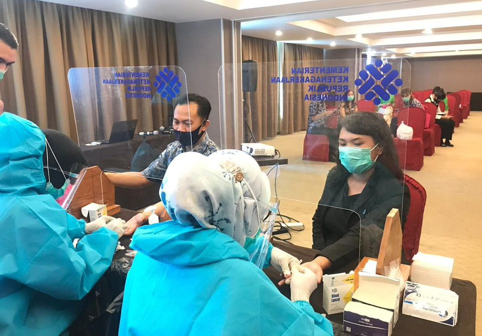 Warga mengikuti rapid test di Kupang, NTT.