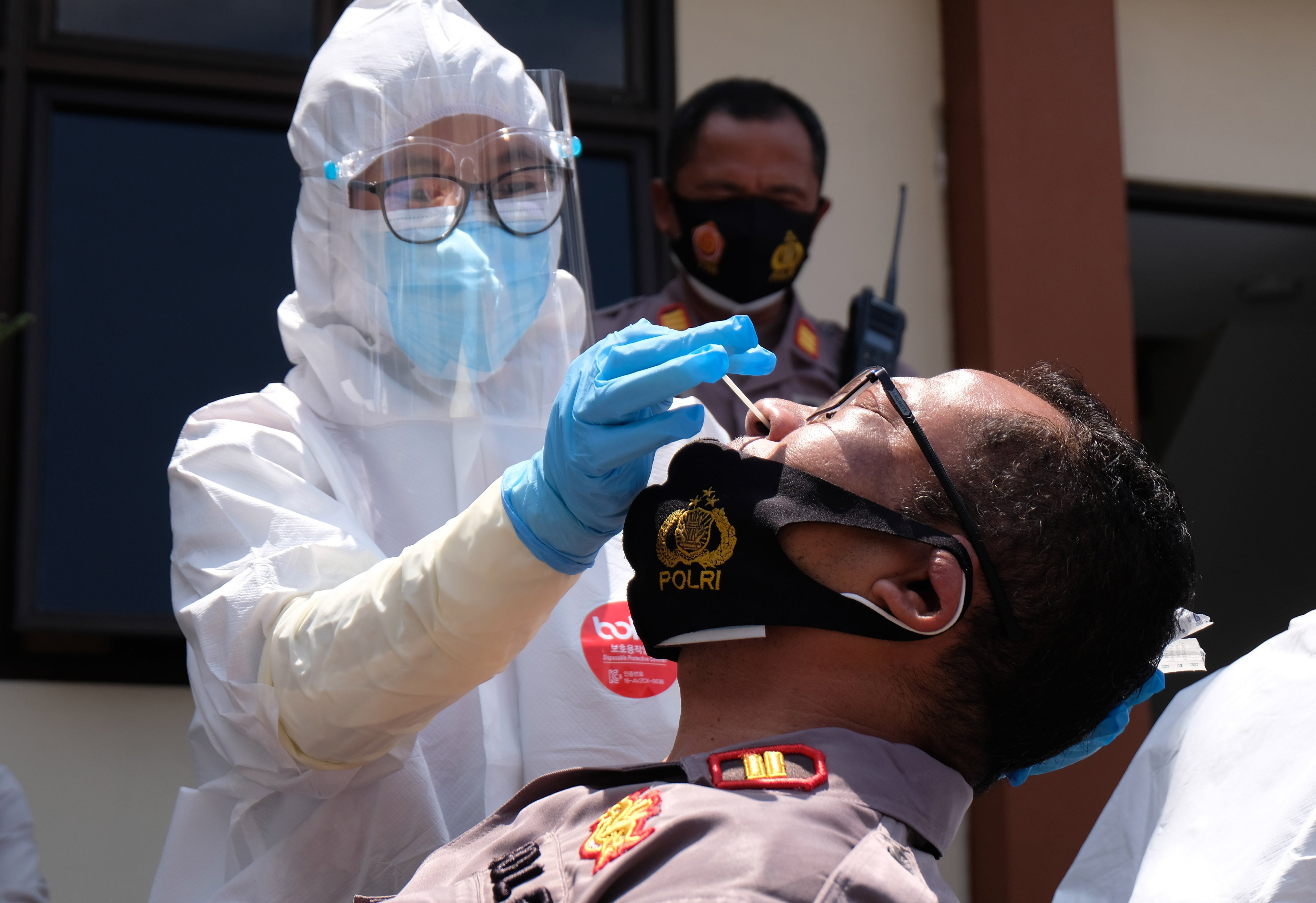 Seorang anggota Polri di Temanggung tengah menjalani pengambilan sampel tes usap.
