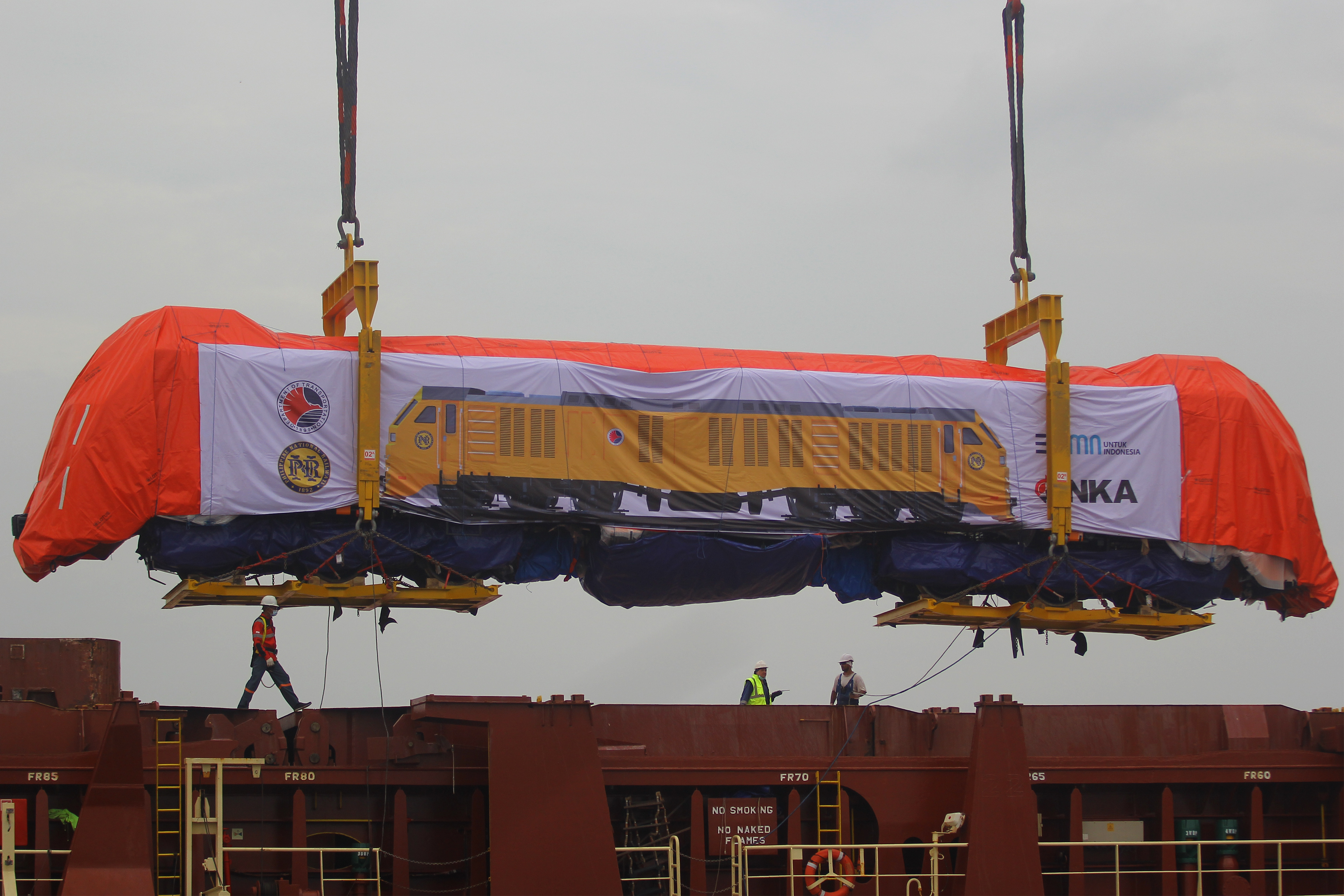 Pekerja memasukkan lokomotif buatan PT Inka ke dalam kapal untuk diekspor ke Filipina, di Dermaga Jamrud Utara, Tanjung Perak, Surabaya.