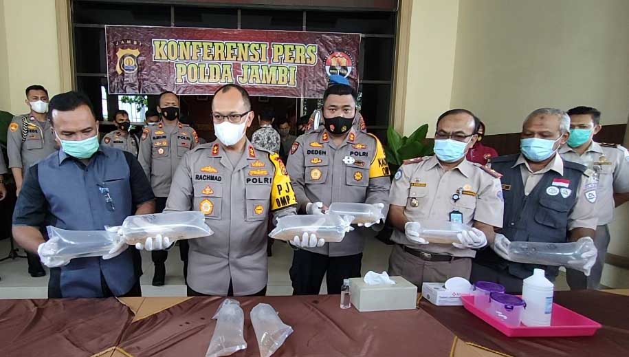 Kapolda Jambi Irjen A. Rachmad Wibowo (dua kiri) Jumat (18/12), saat memberikan keterangan soal penyelundupan benih lobster. 