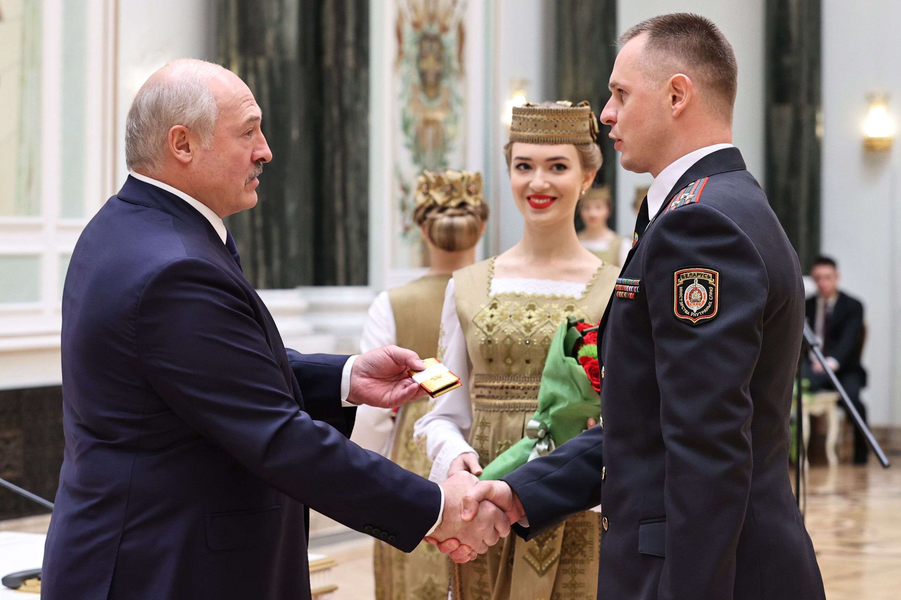 Presiden Belarus Alexander Lukashenko (kiri) menjabat tangan kepada Kepala Polisi Minsk Mikhail Grib, Jumat (30/10/2020).