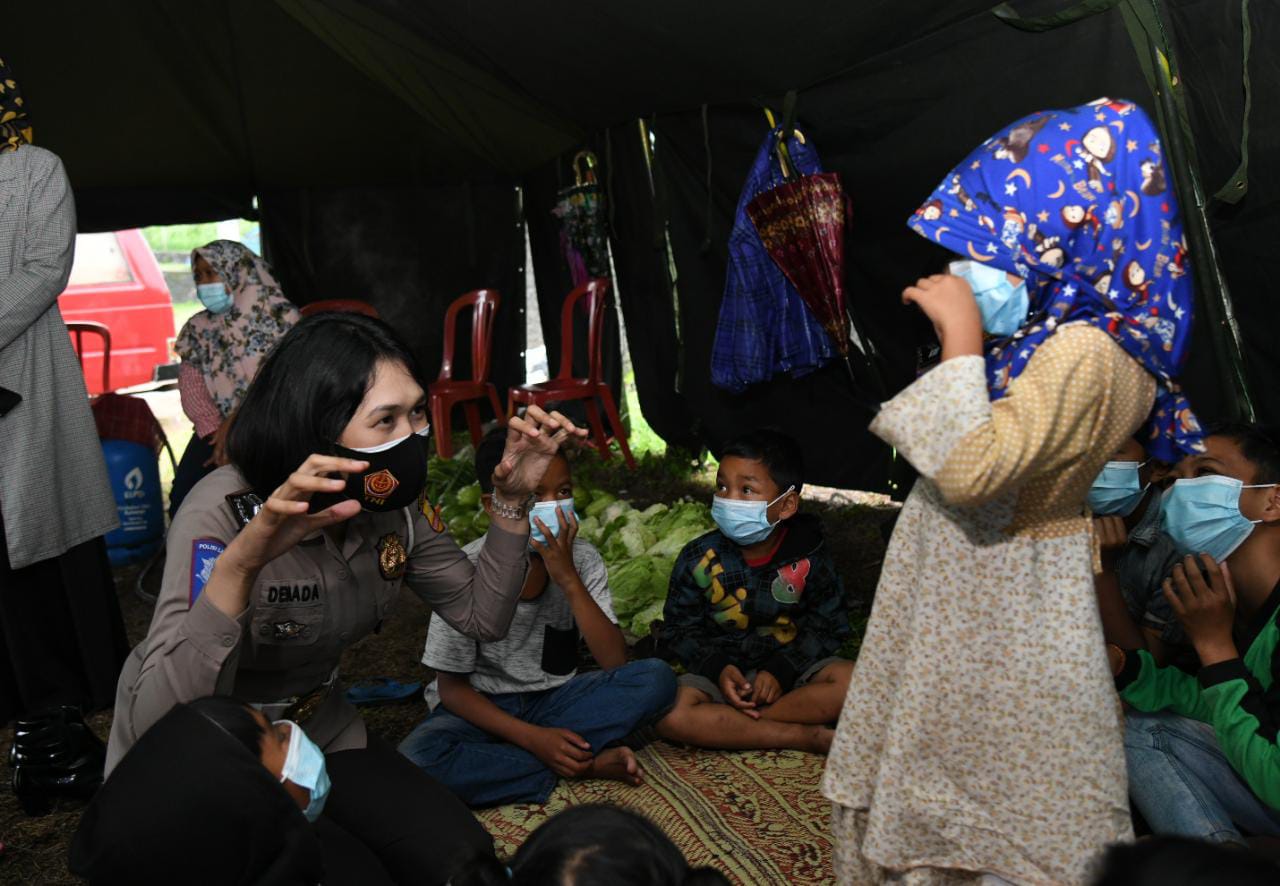 Korlantas Polri memberikan bantuan ke pengungsi merapi