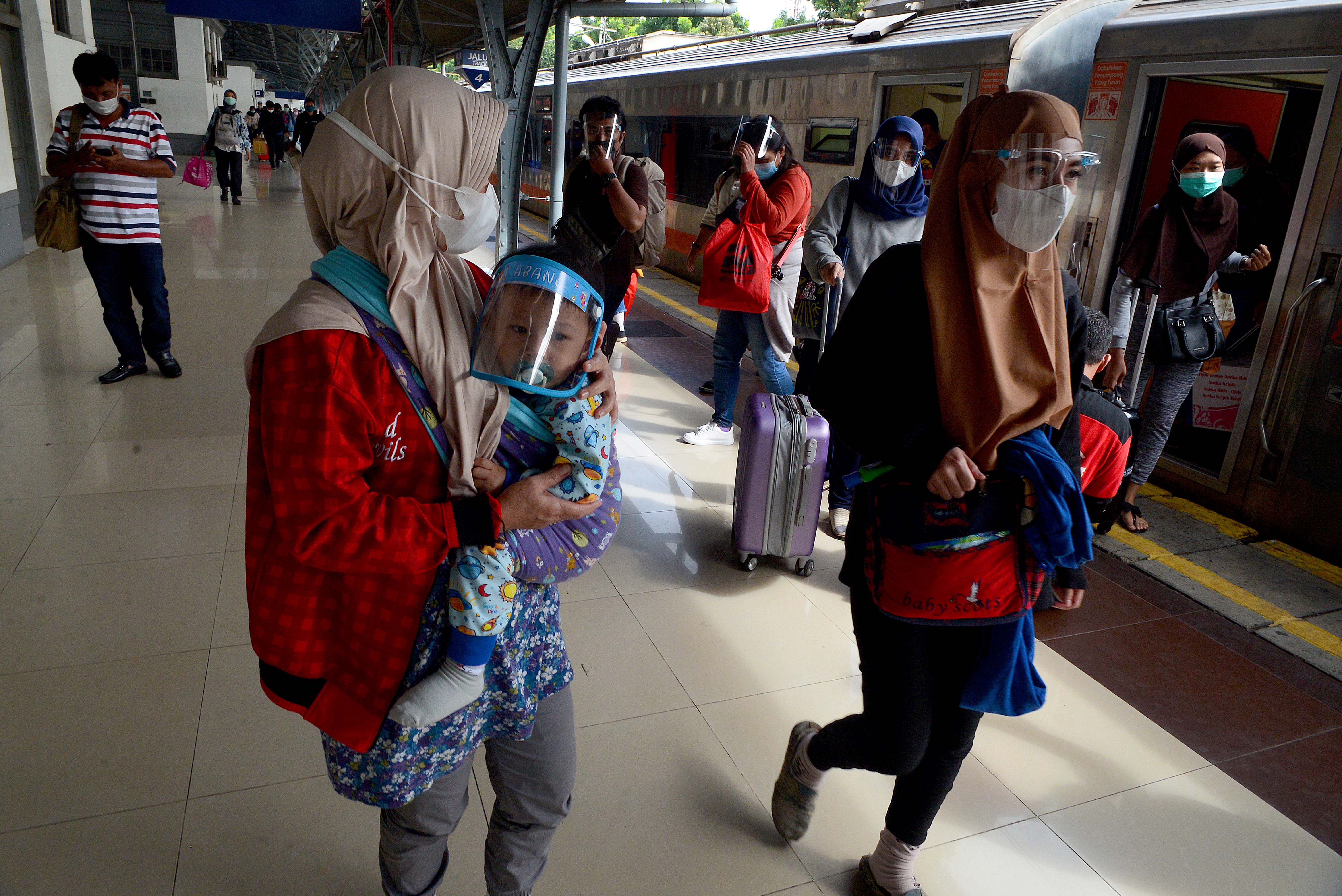 Penumpang Kereta Api Kertajaya tiba di Stasiun Pasar Senen, Jakarta, Minggu (3/1).