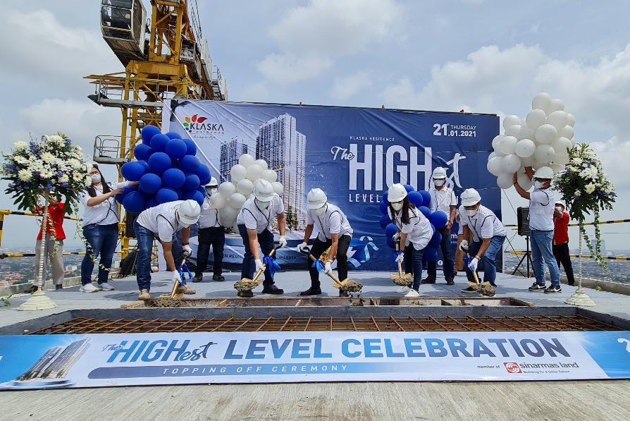 Prosesi topping off Tower Azure Klaska Residence Surabaya.