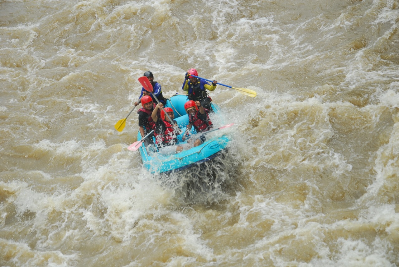 Wisata arung jeram di Kalsel.