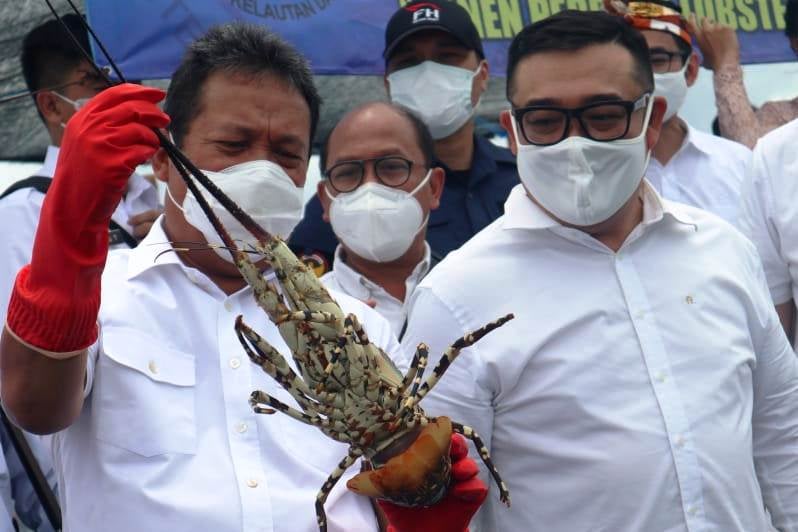 Menteri KKP Sakti Wahyu Trenggono (kiri).