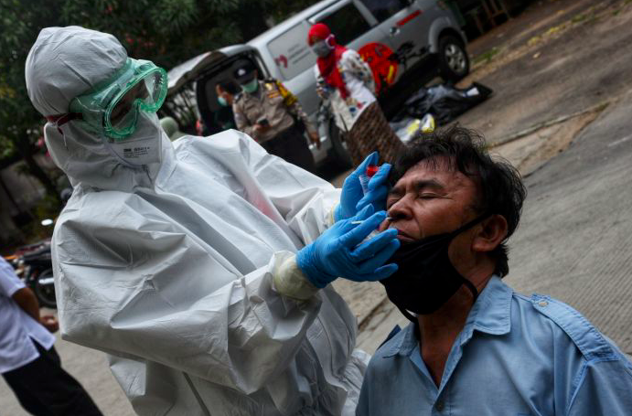 Petugas dari Puskesmas Kebon Jeruk melakukan swab test kepada para pedagang di Pasar Darurat Green Garden, Jakarta Barat (22/6/2020)