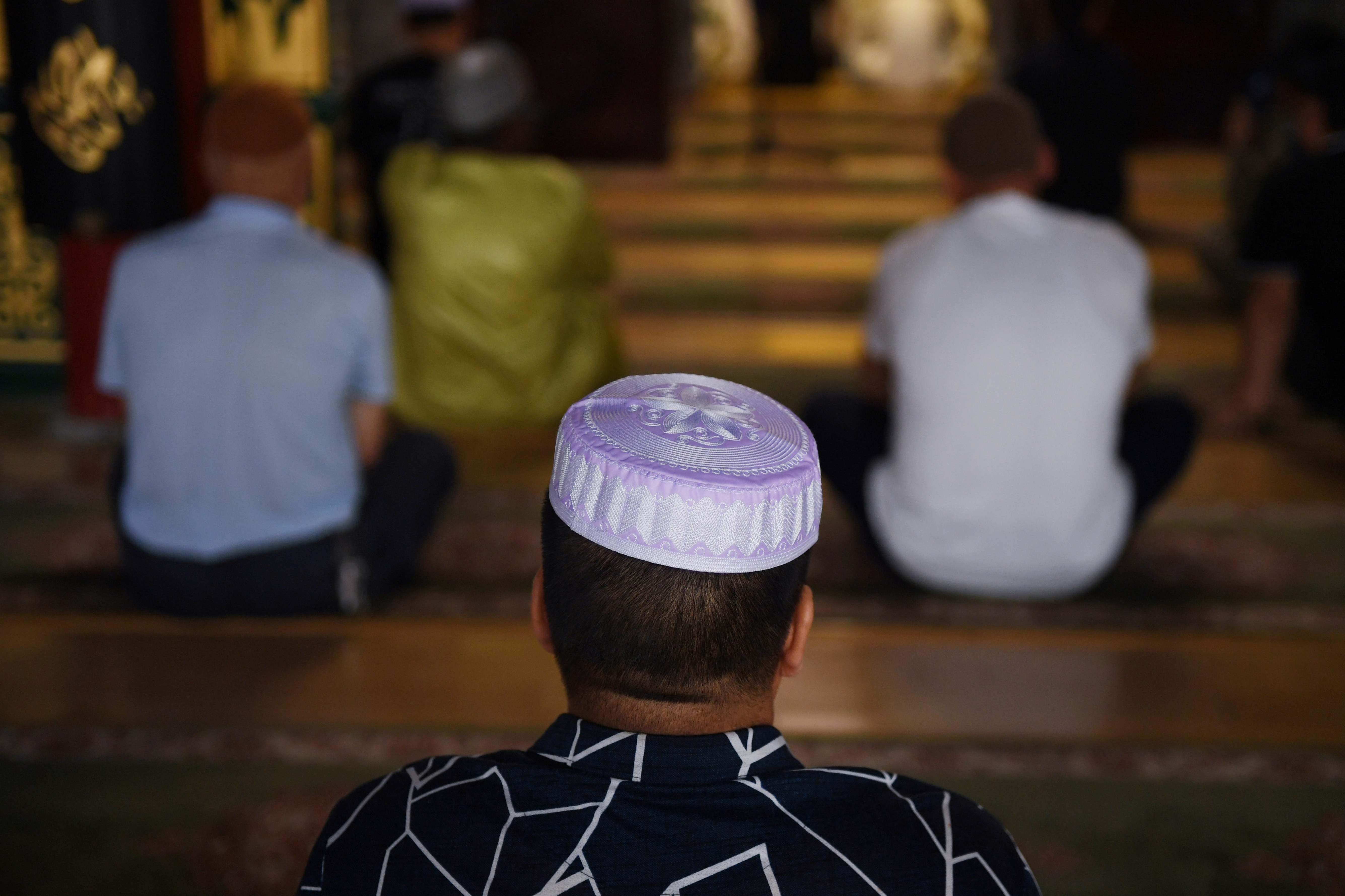 Umat Islam melaksanakan salat Jumat pertama pada Ramadan di masjid, Beijing, pada Mei tahun lalu.